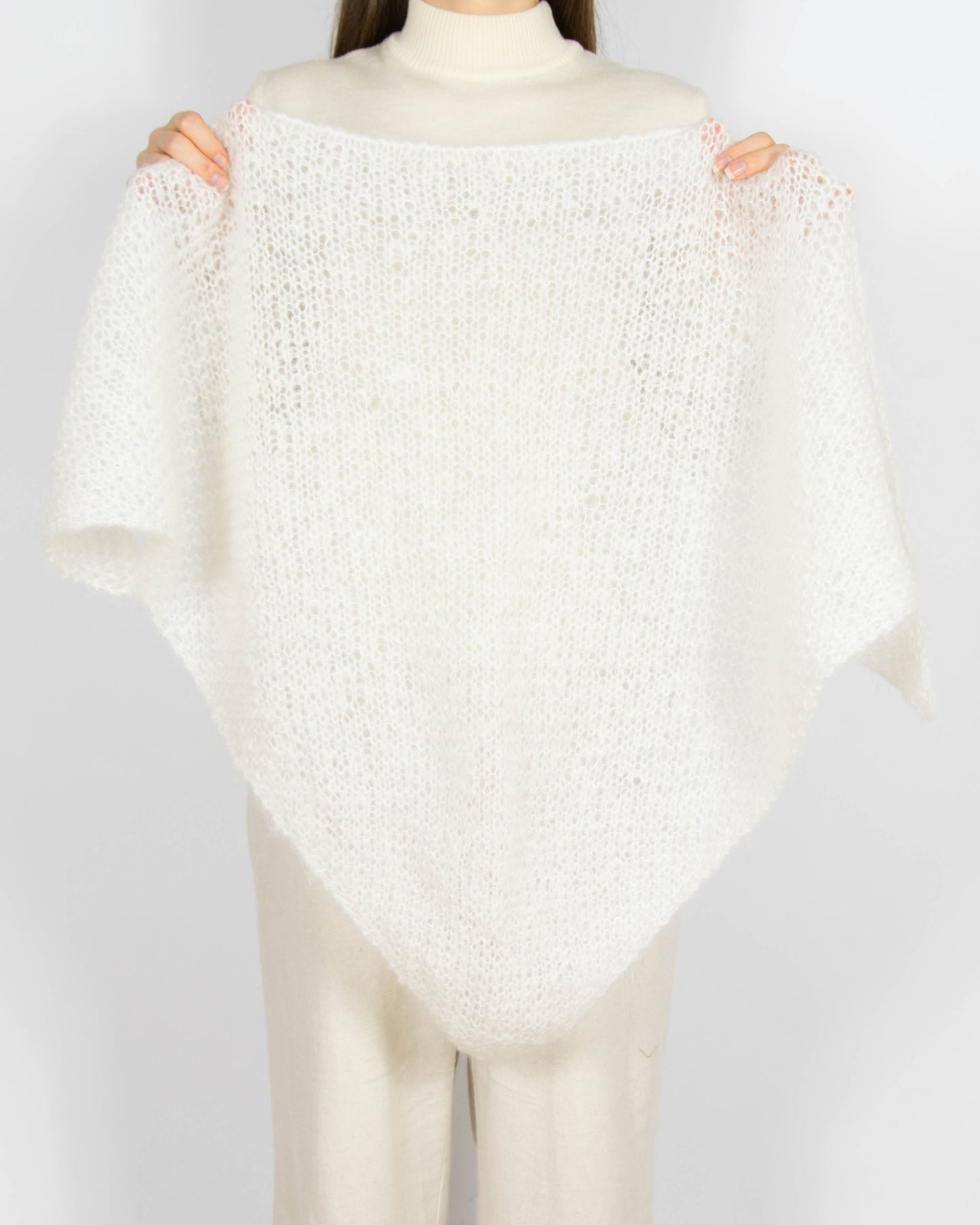 Biała moherowa chusta Handmade