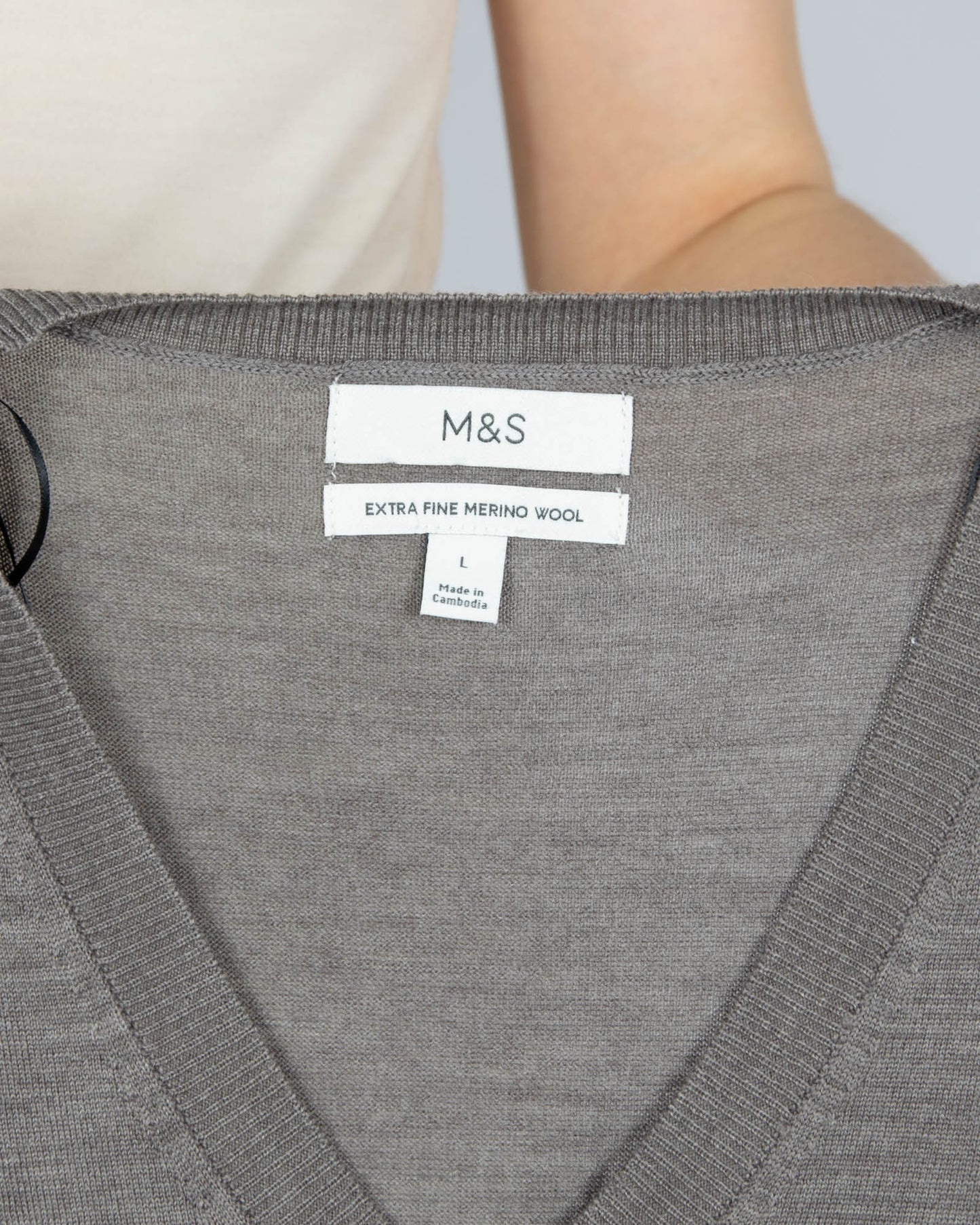 Szarobeżowy wełniany (merino extra fine) sweter M&S - L