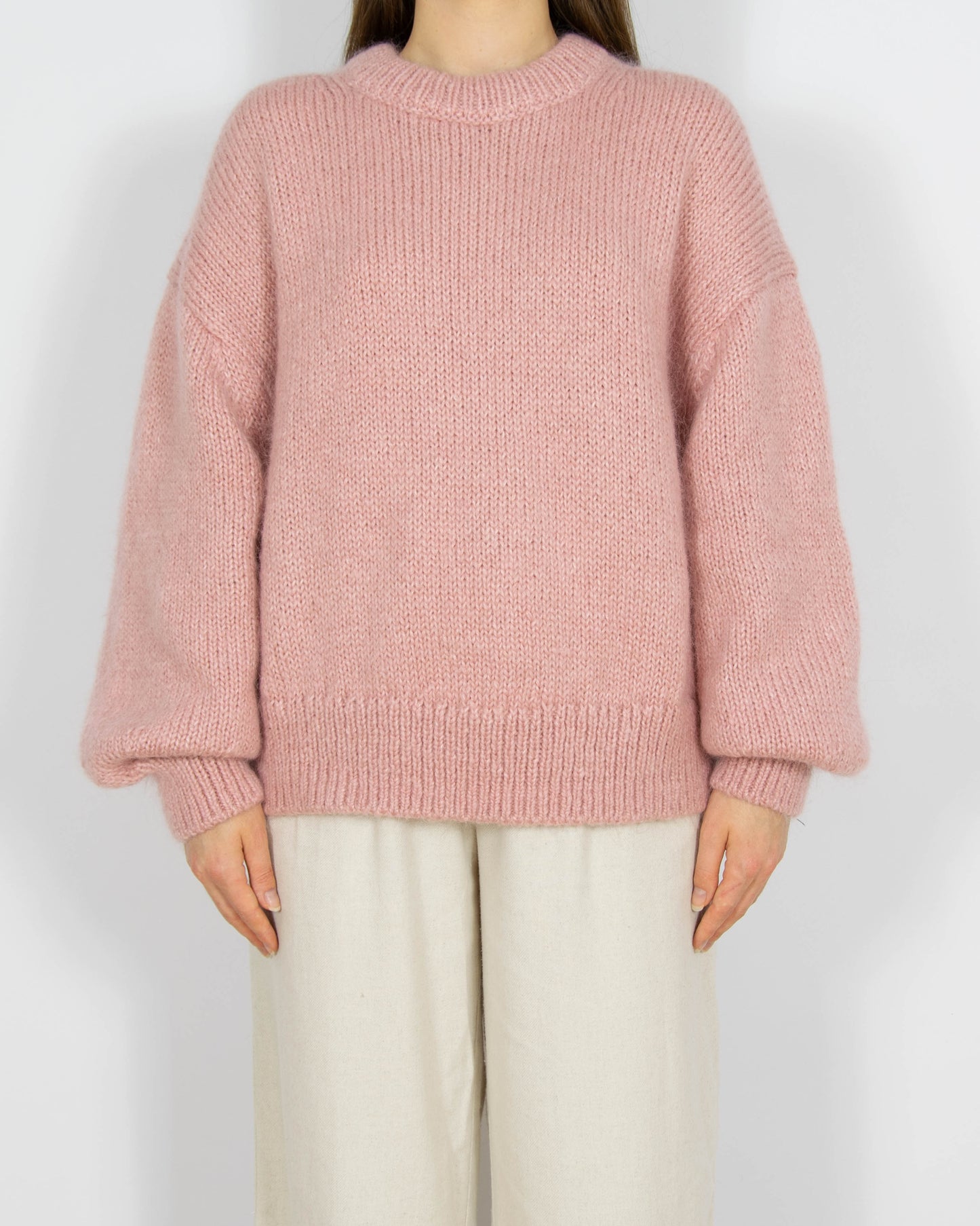 Pastelowy różowy moherowy sweter Arket
