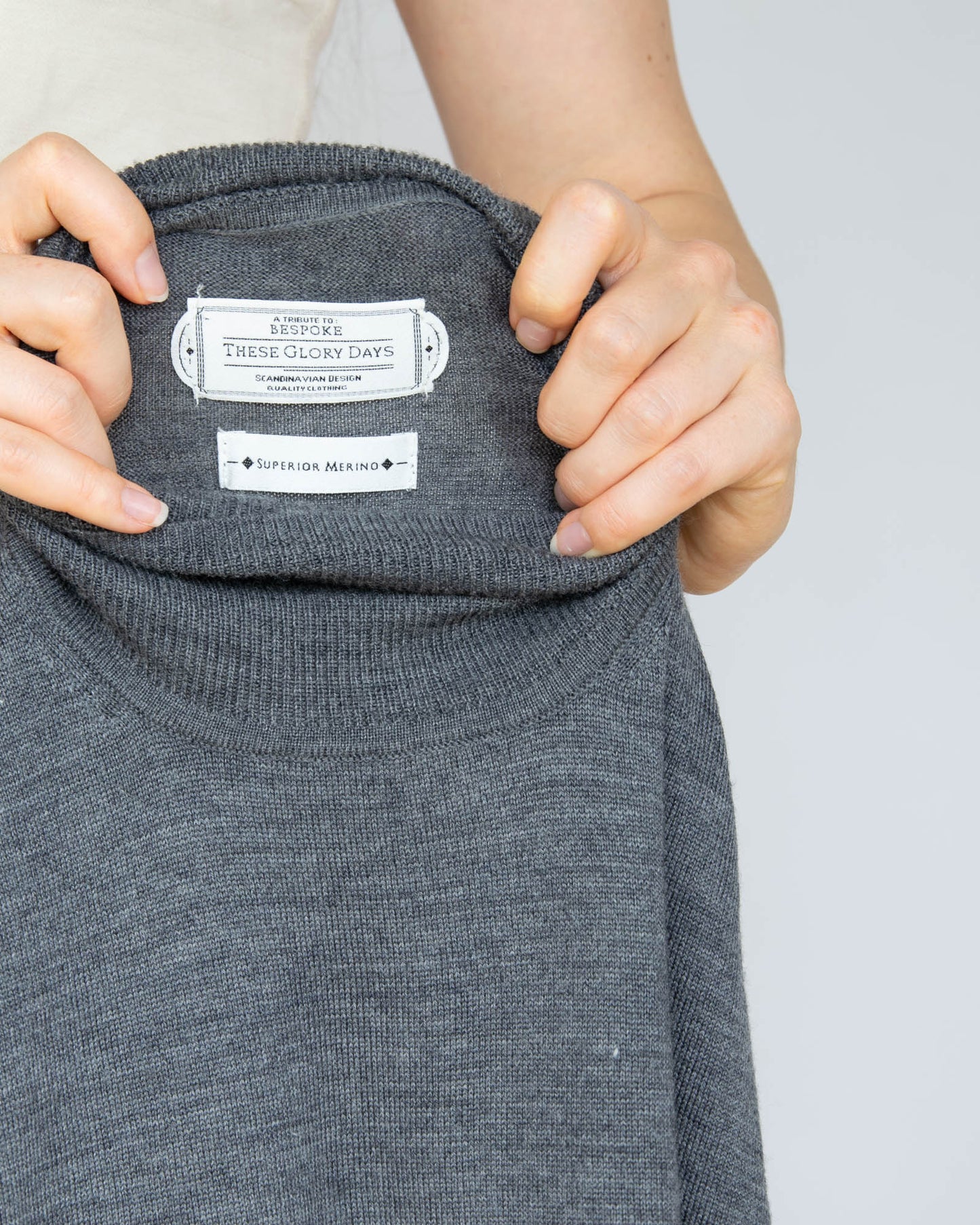 Szary wełniany (superior merino) sweter z golfem These Glory Days - M