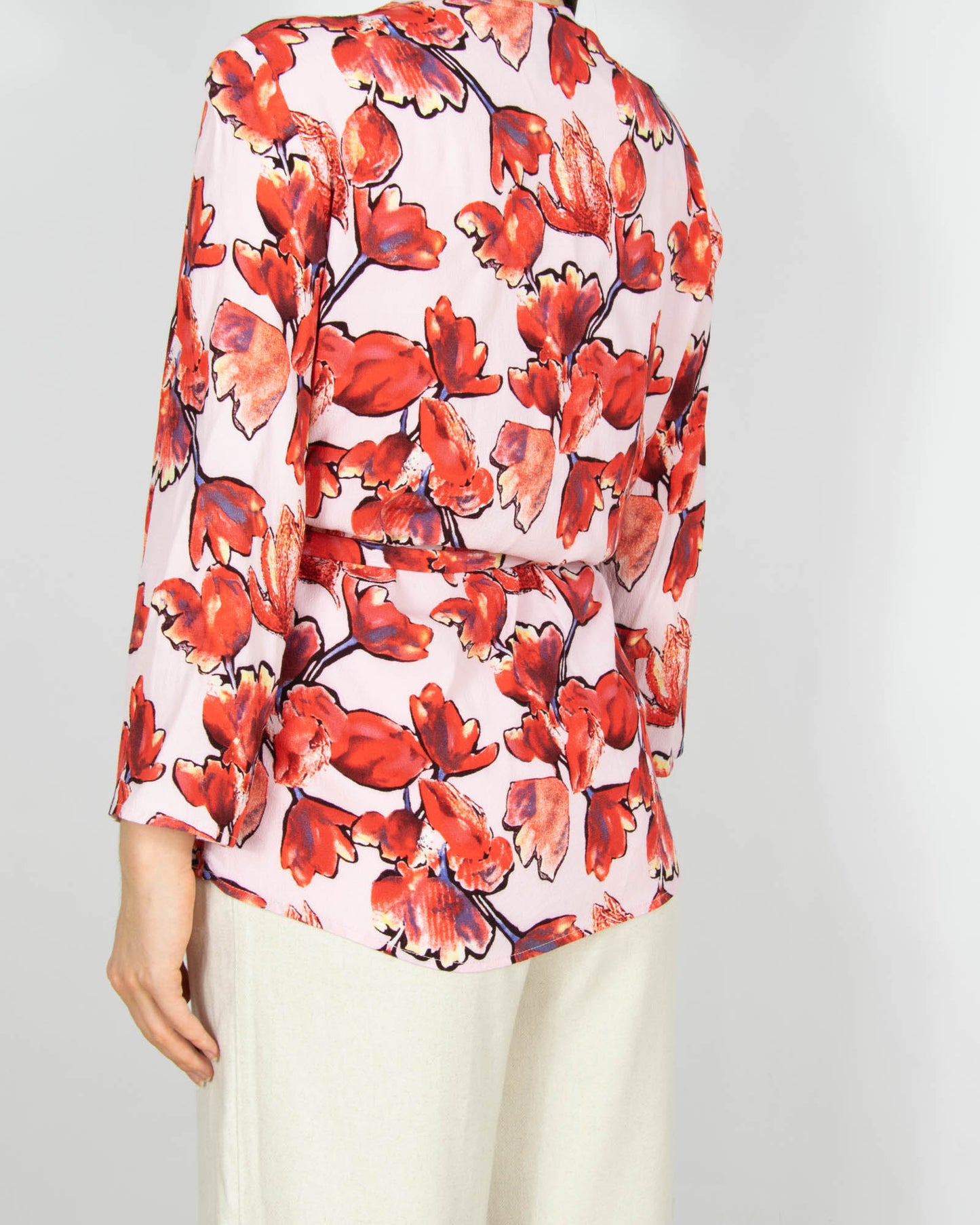 Różowe wiskozowe krótkie kimono w czerwone kwiaty YAS - M