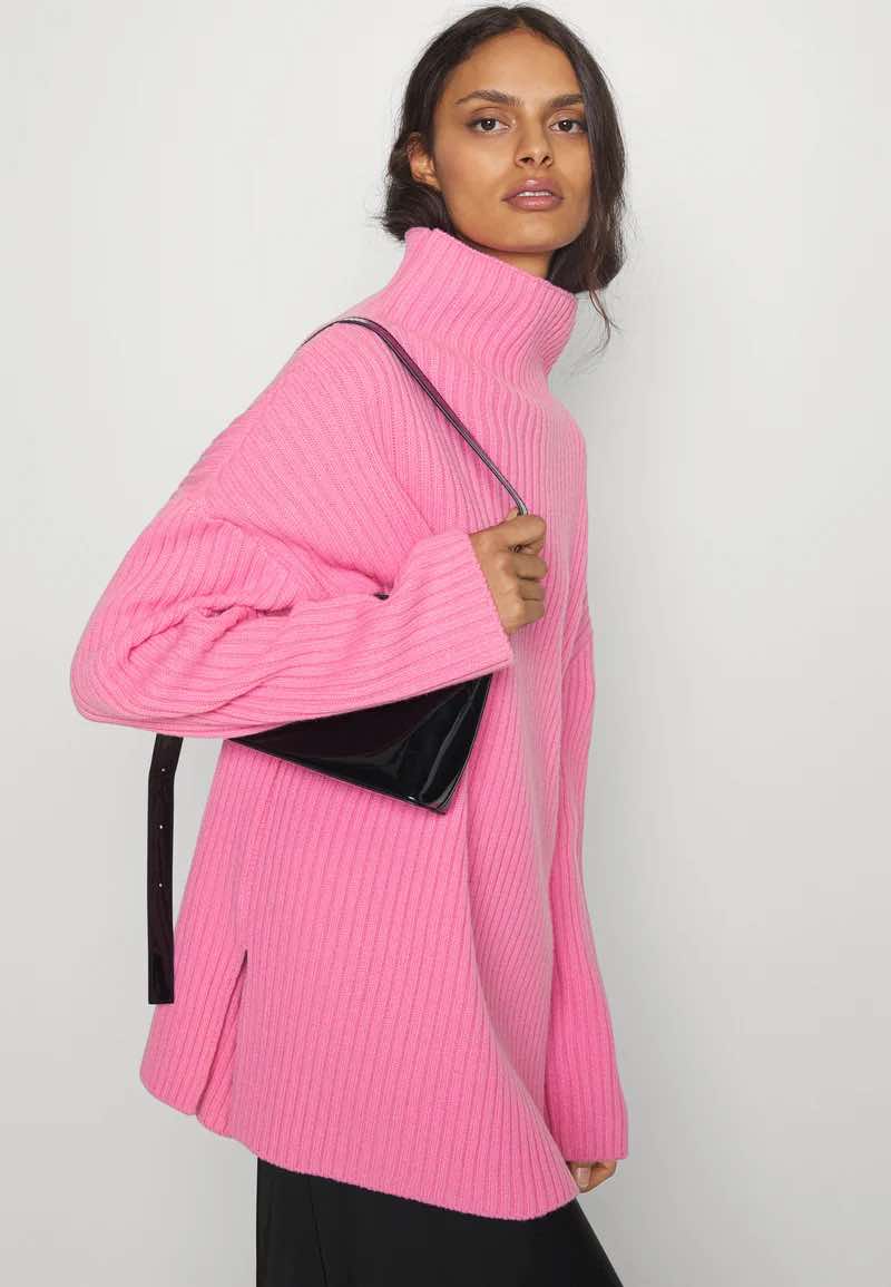Różowy wełniany oversize sweter z golfem Modström - S