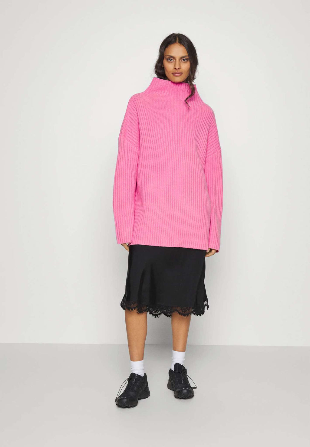 Różowy wełniany oversize sweter z golfem Modström - S