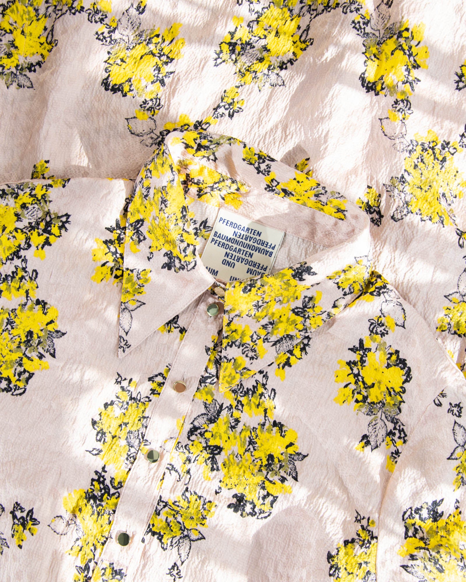 Pudrowa różowa jedwabna sukienka w kwiaty Baum und Pferdgarten - S