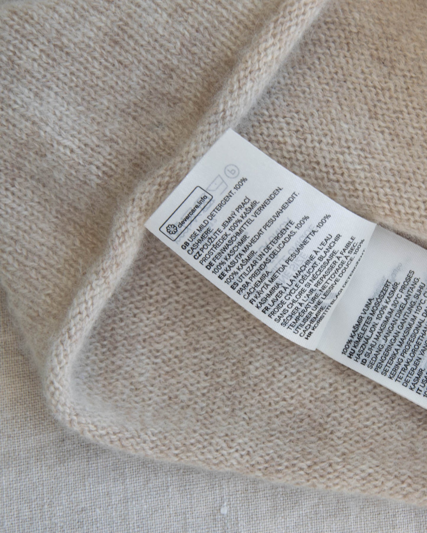Beżowa kaszmirowa czapka H&M