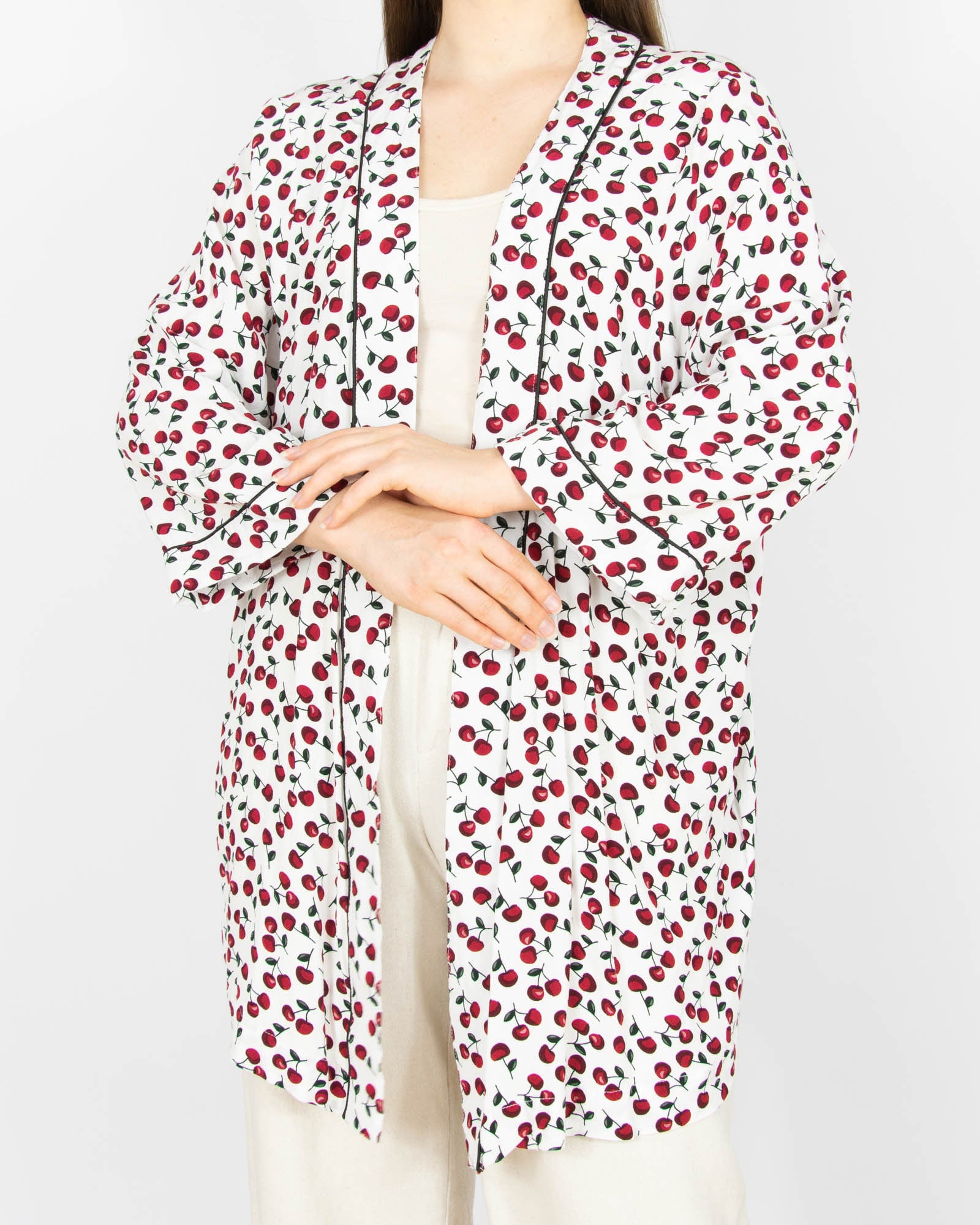 Biała wiskozowa narzutka kimono w wisienki Zizzi