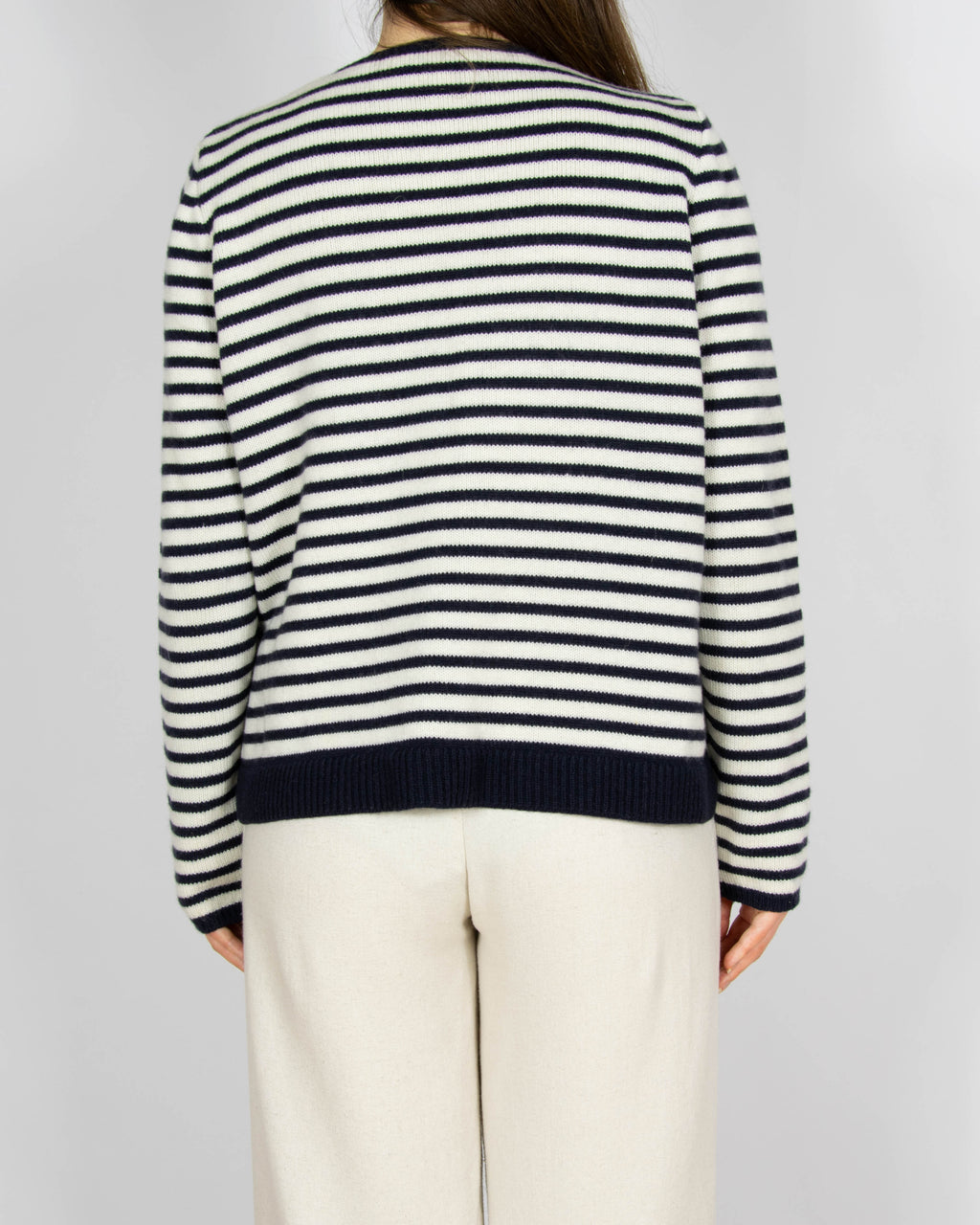 Biały wełniany (merino extra fine) sweter w granatowe paski MAERZ - M