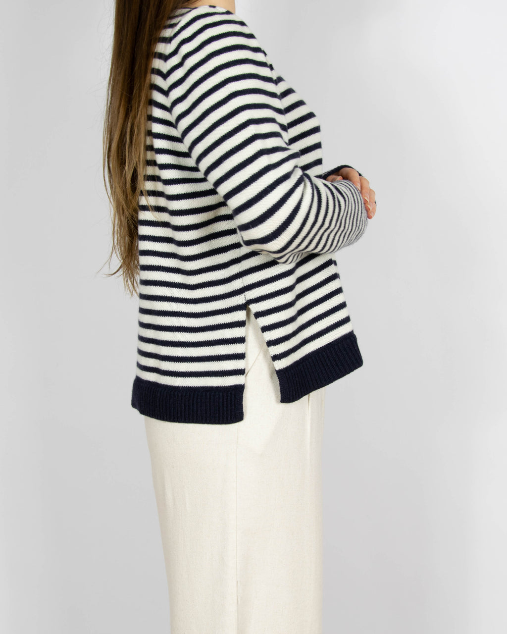 Biały wełniany (merino extra fine) sweter w granatowe paski MAERZ - M