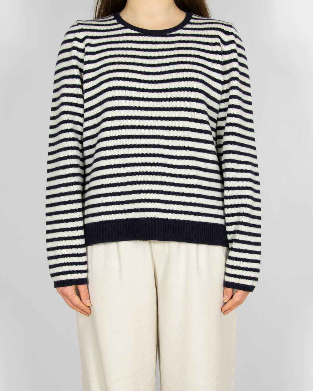 Biały wełniany (merino extra fine) sweter w granatowe paski MAERZ