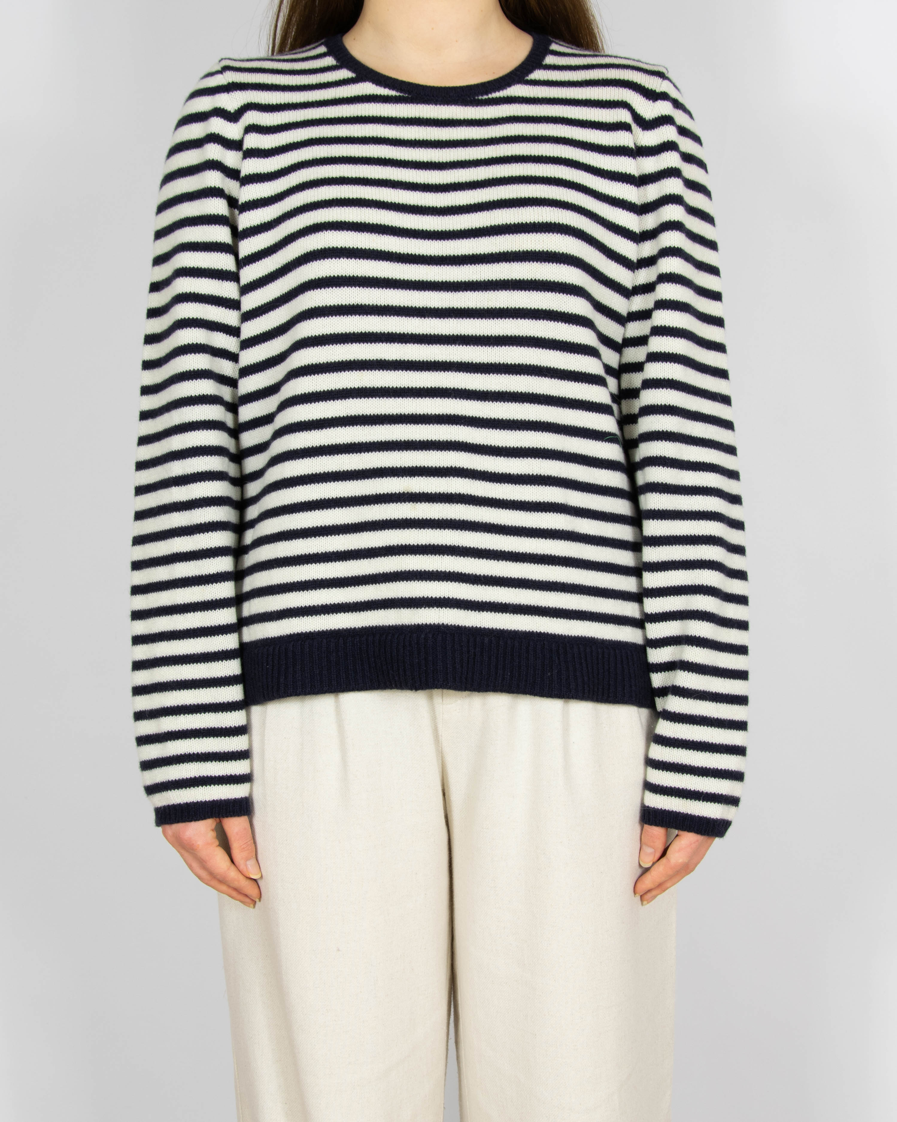 Biały wełniany (merino extra fine) sweter w granatowe paski MAERZ
