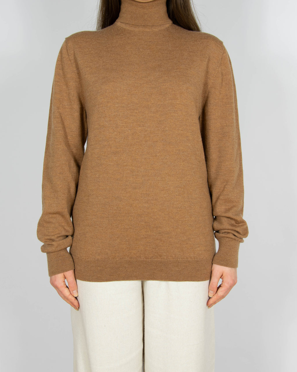 Beżowy wełniany (superior merino) sweter z golfem These Glory Days