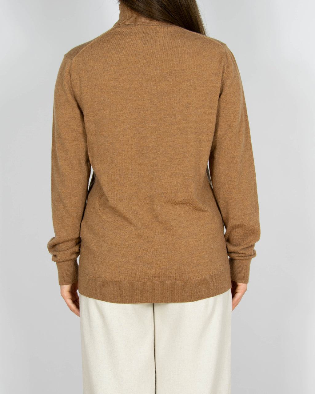Beżowy wełniany (superior merino) sweter z golfem These Glory Days - M