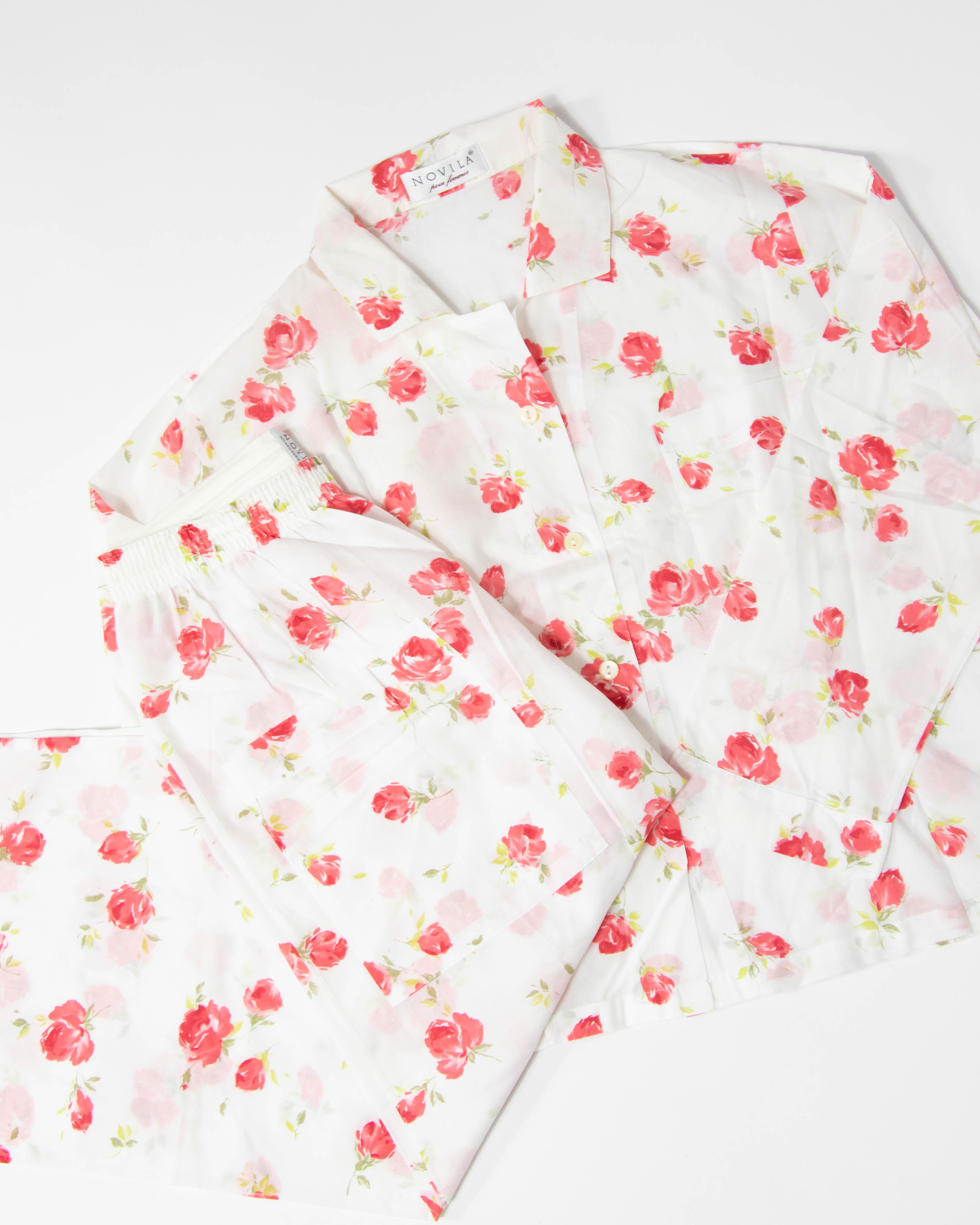 Biała bawełniana piżama w różowe kwiaty Novila