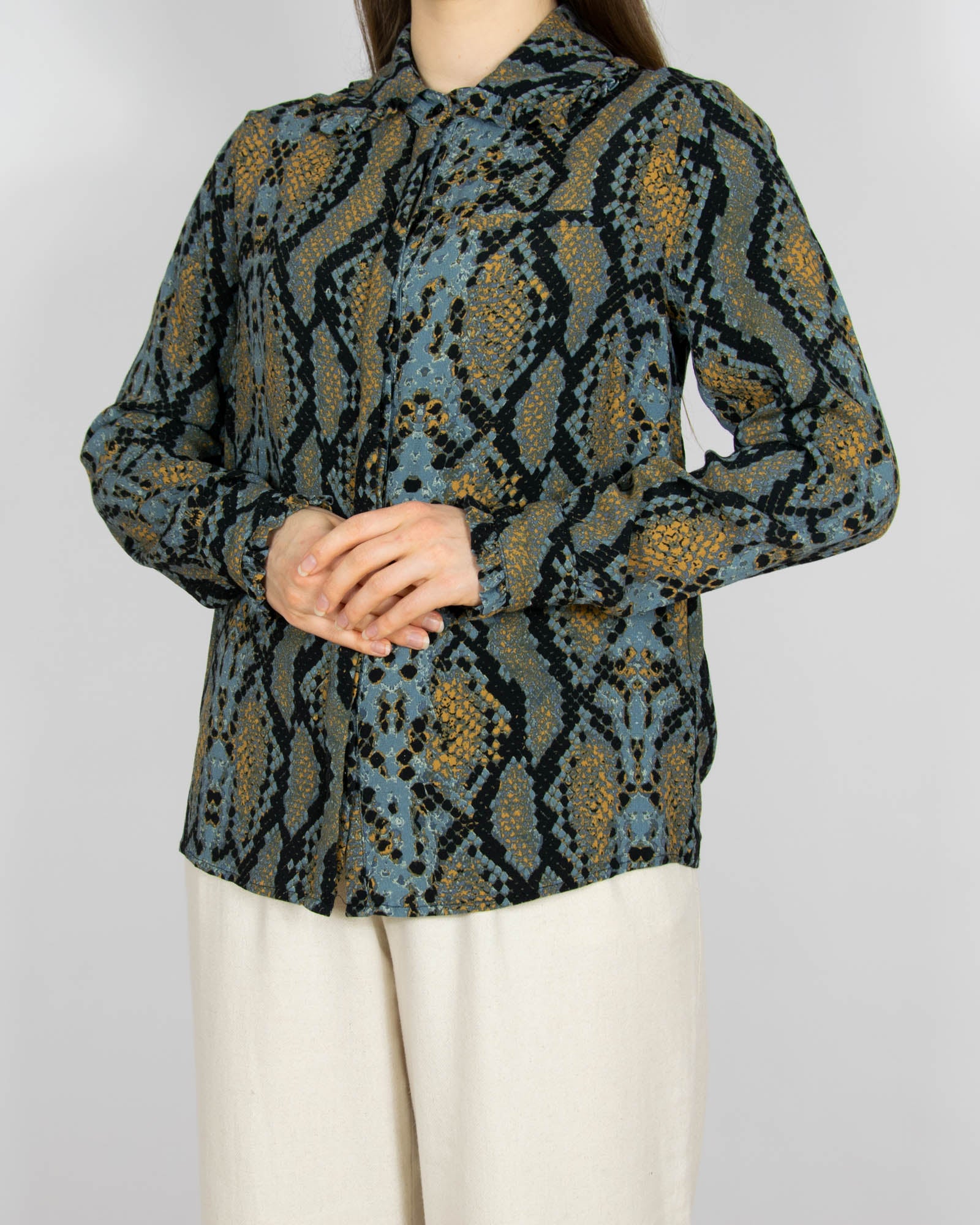 Niebiesko czarna wiskozowa koszula w wężowy print - S