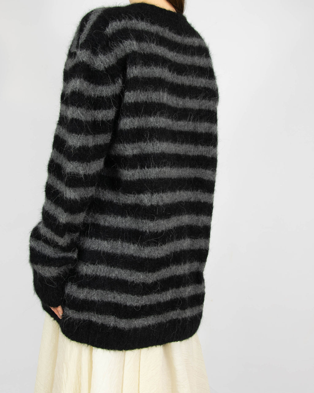 Szaro czarny (baby alpaka) sweter w paski American Vintage - M