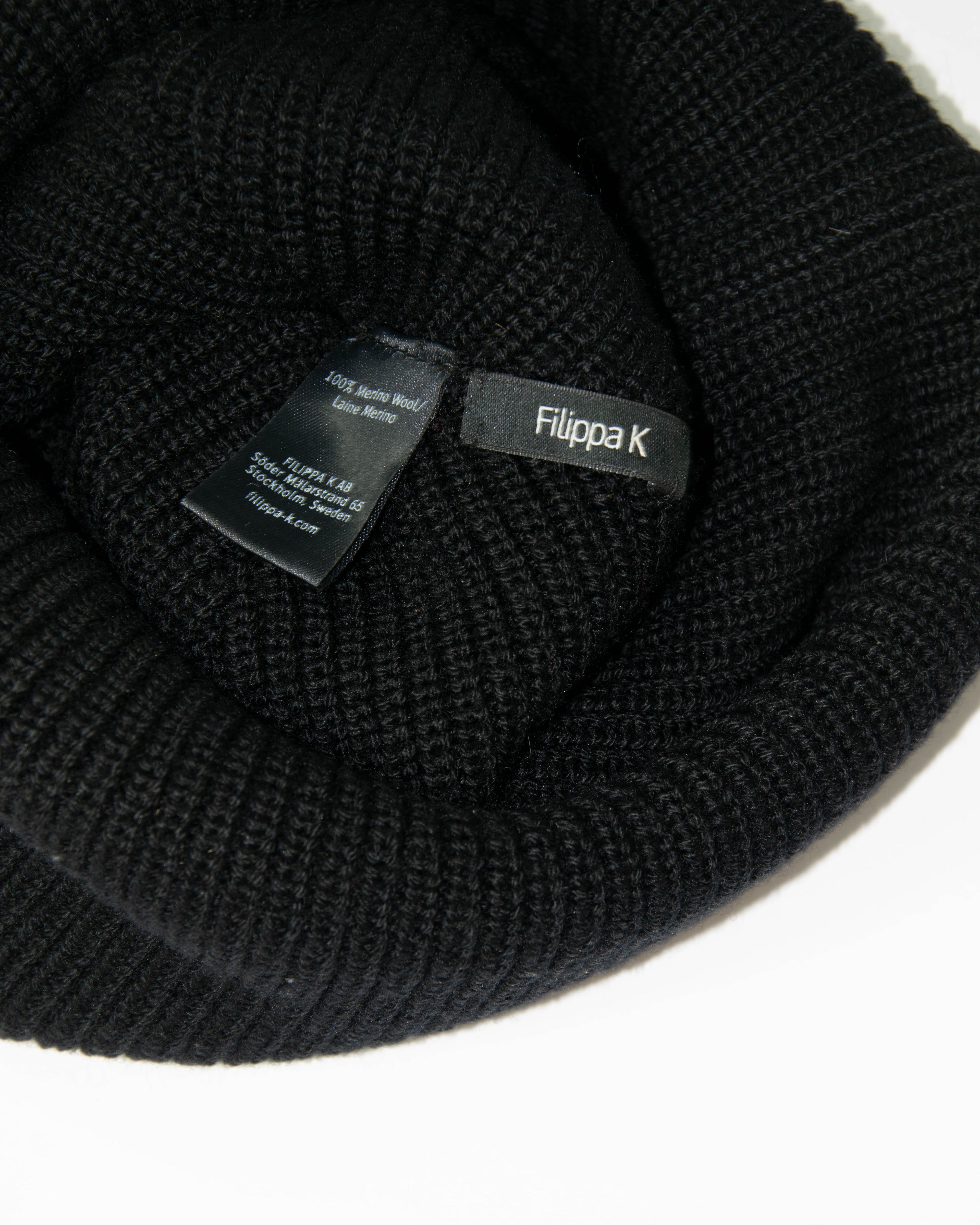 Czarna wełniana (merino) czapka Filippa K