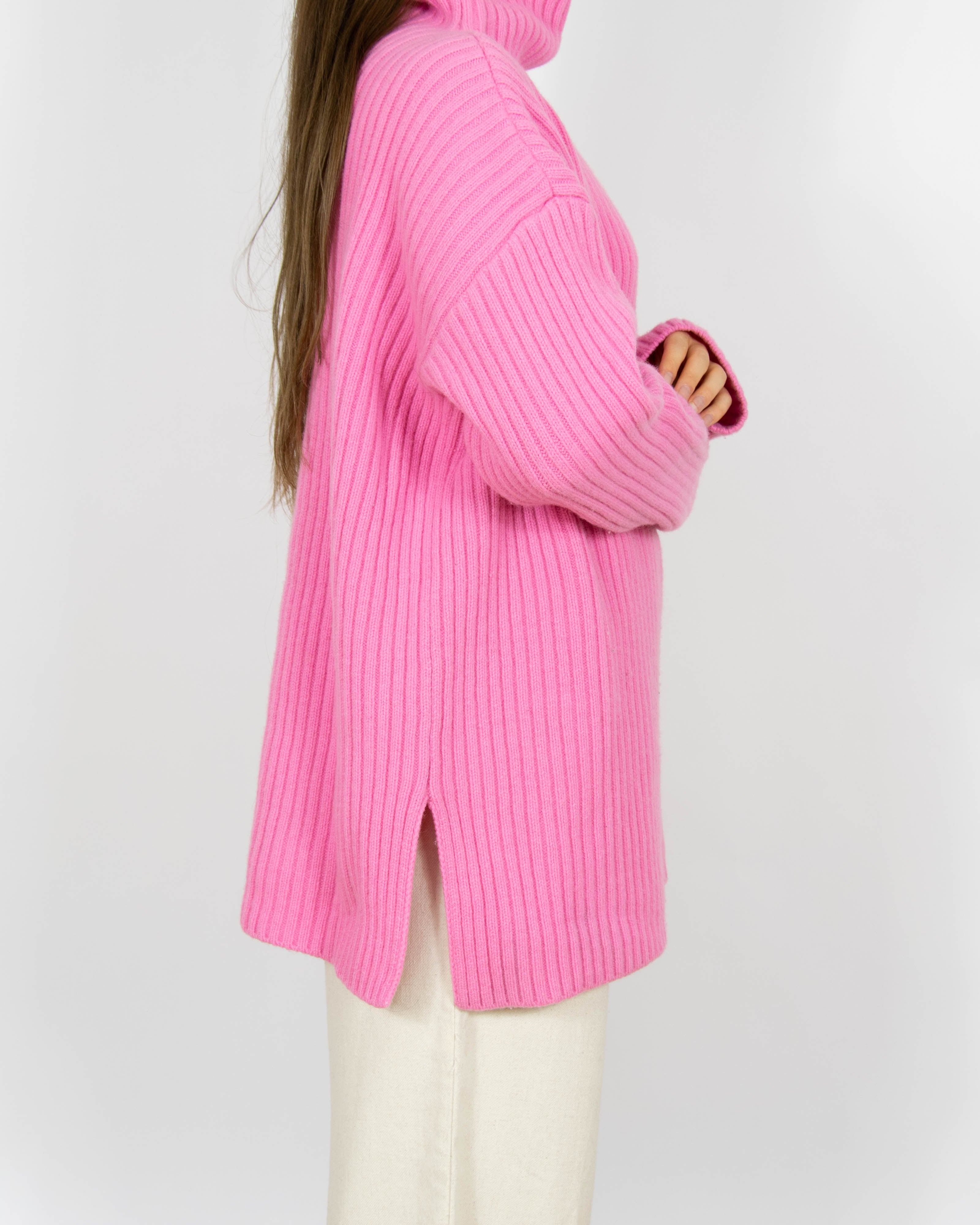 Różowy wełniany oversize sweter z golfem Modström - S