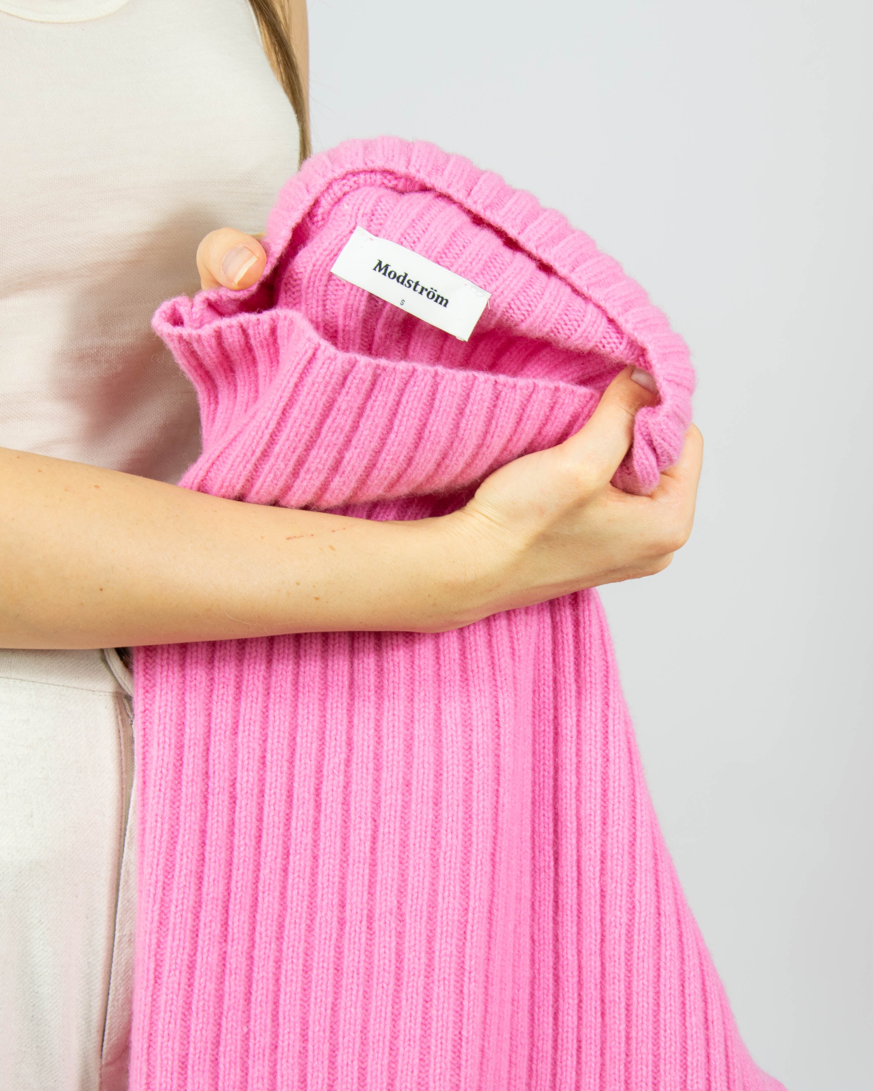 Różowy wełniany oversize sweter z golfem Modström - S