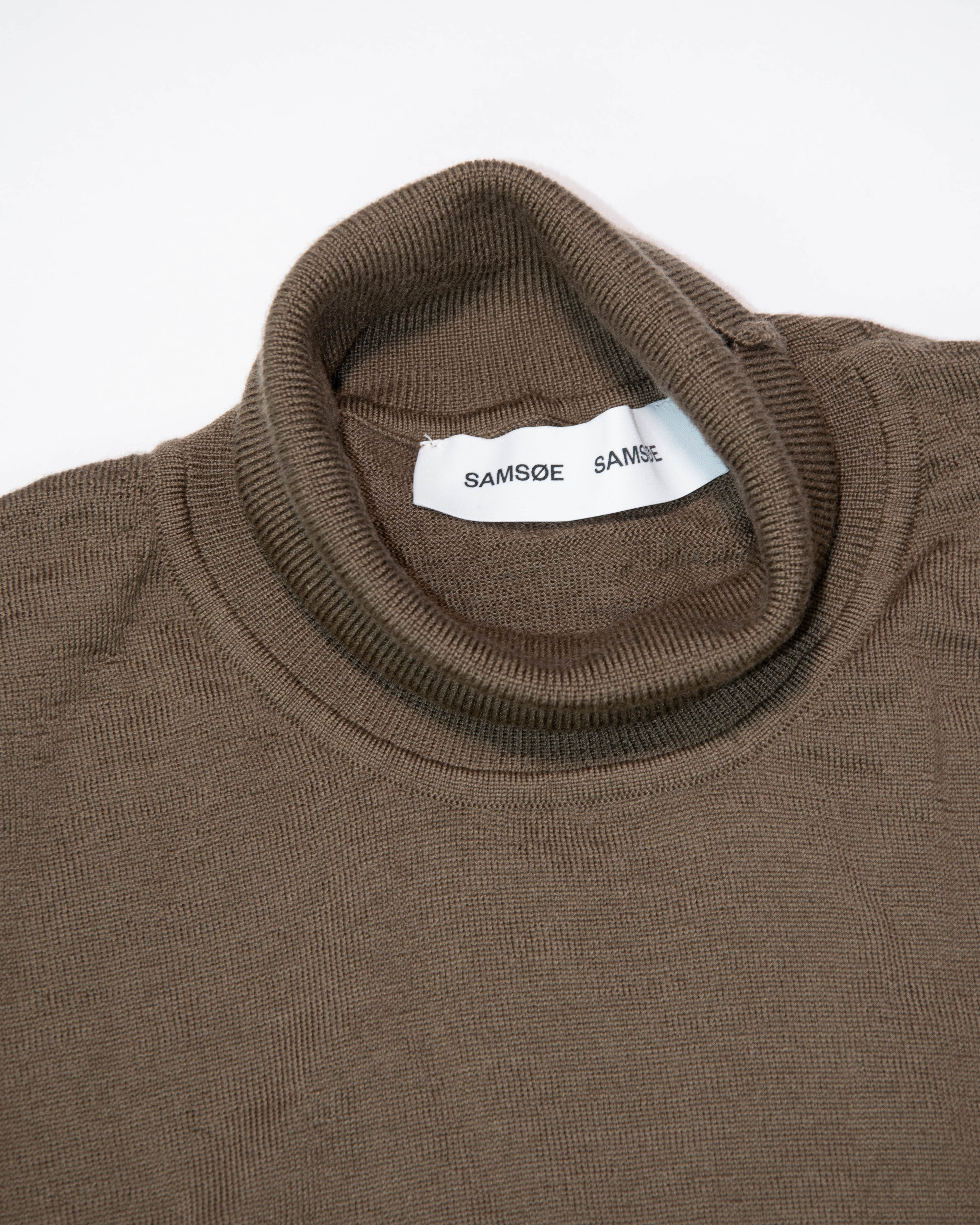 Brązowy wełniany (merino) sweter z golfem Samsoe Samsoe- XL