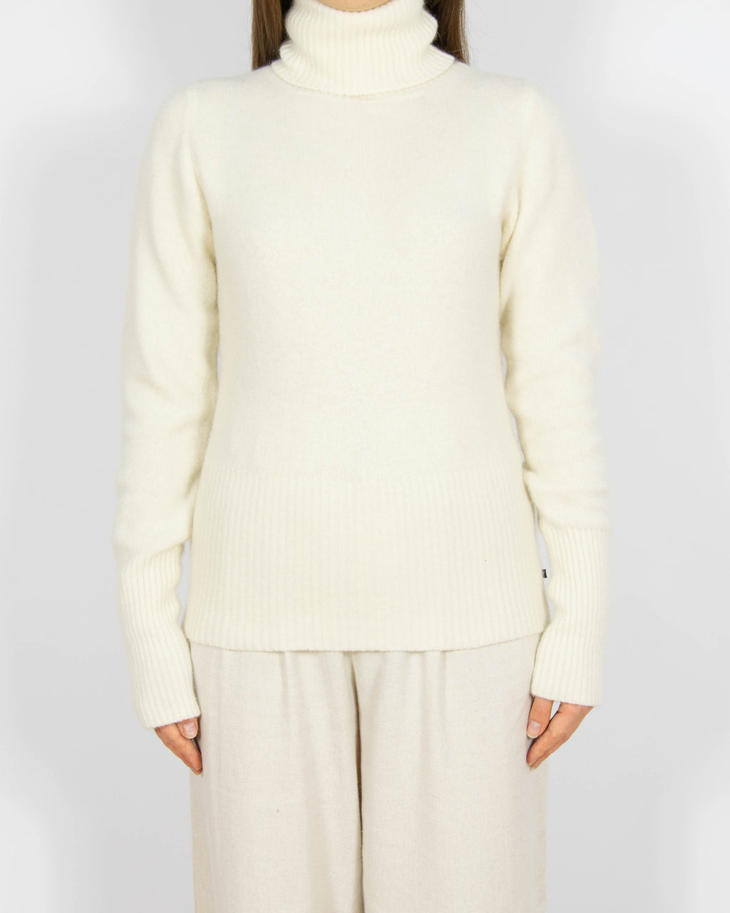 Śmietankowy wełniany (angora + wełna jagnięca) sweter z golfem - M