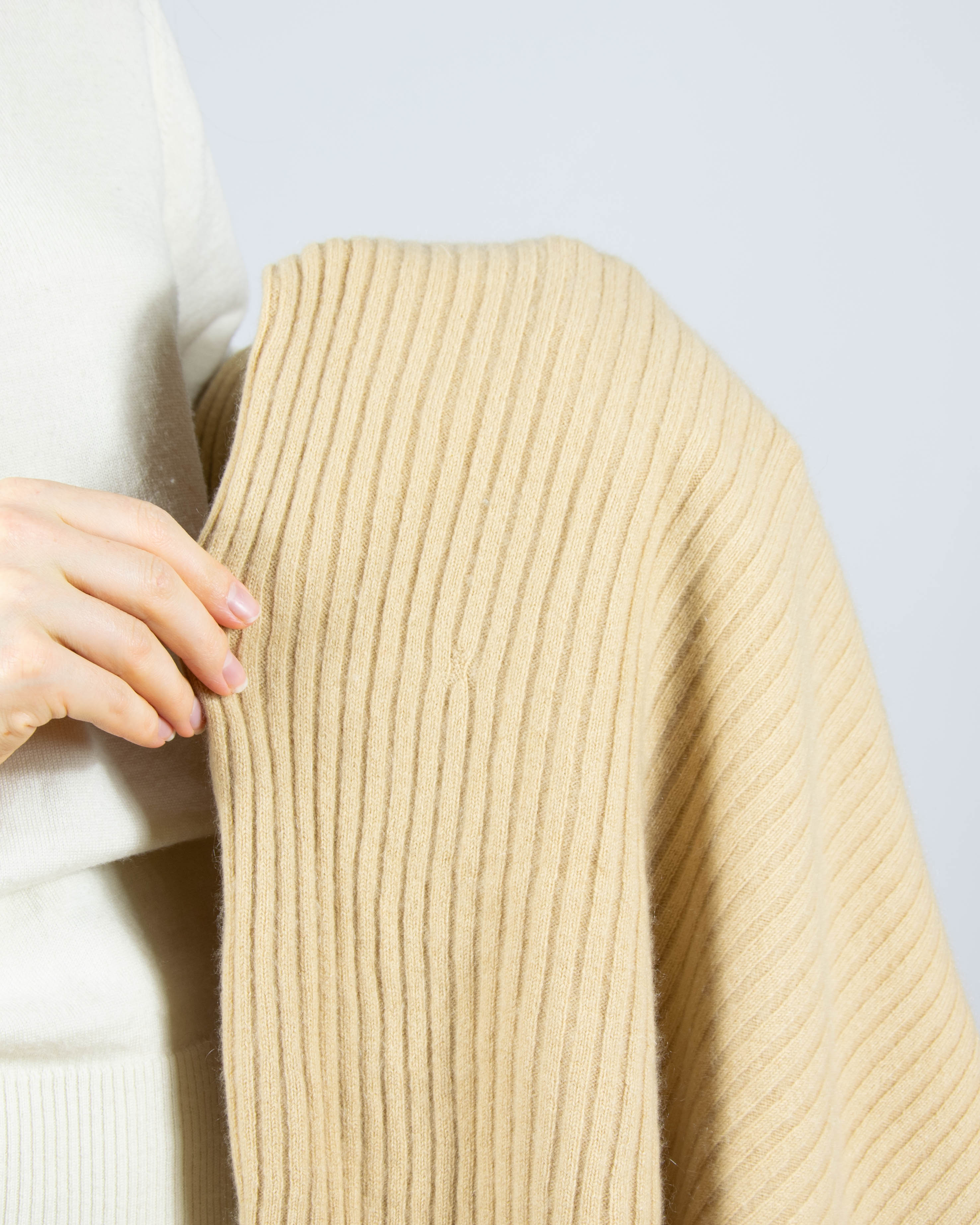 Beżowy kaszmirowy sweter z golfem - M/L