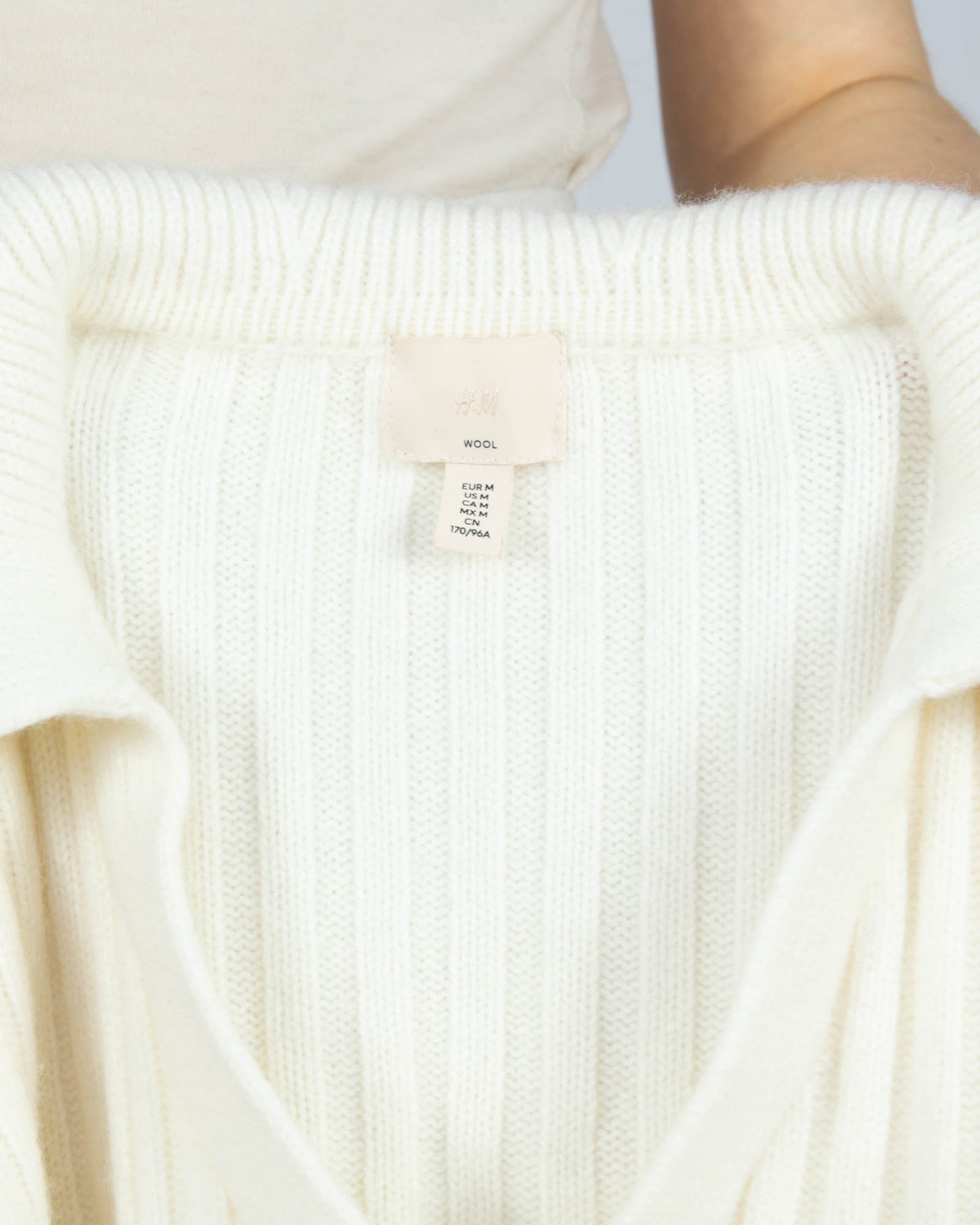 Śmietankowy wełniany sweter z kołnierzykiem H&M Premium - M