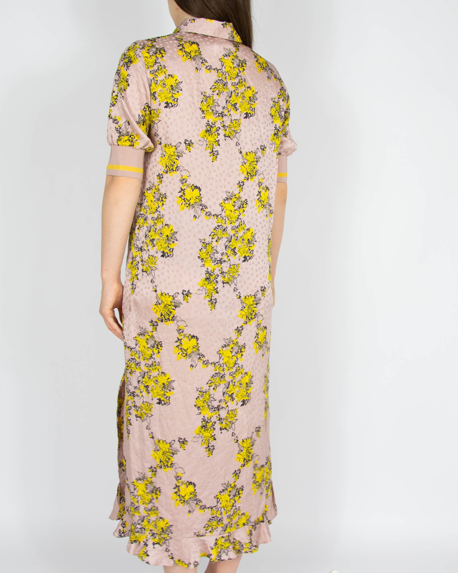 Pudrowa różowa jedwabna sukienka w kwiaty Baum und Pferdgarten - S