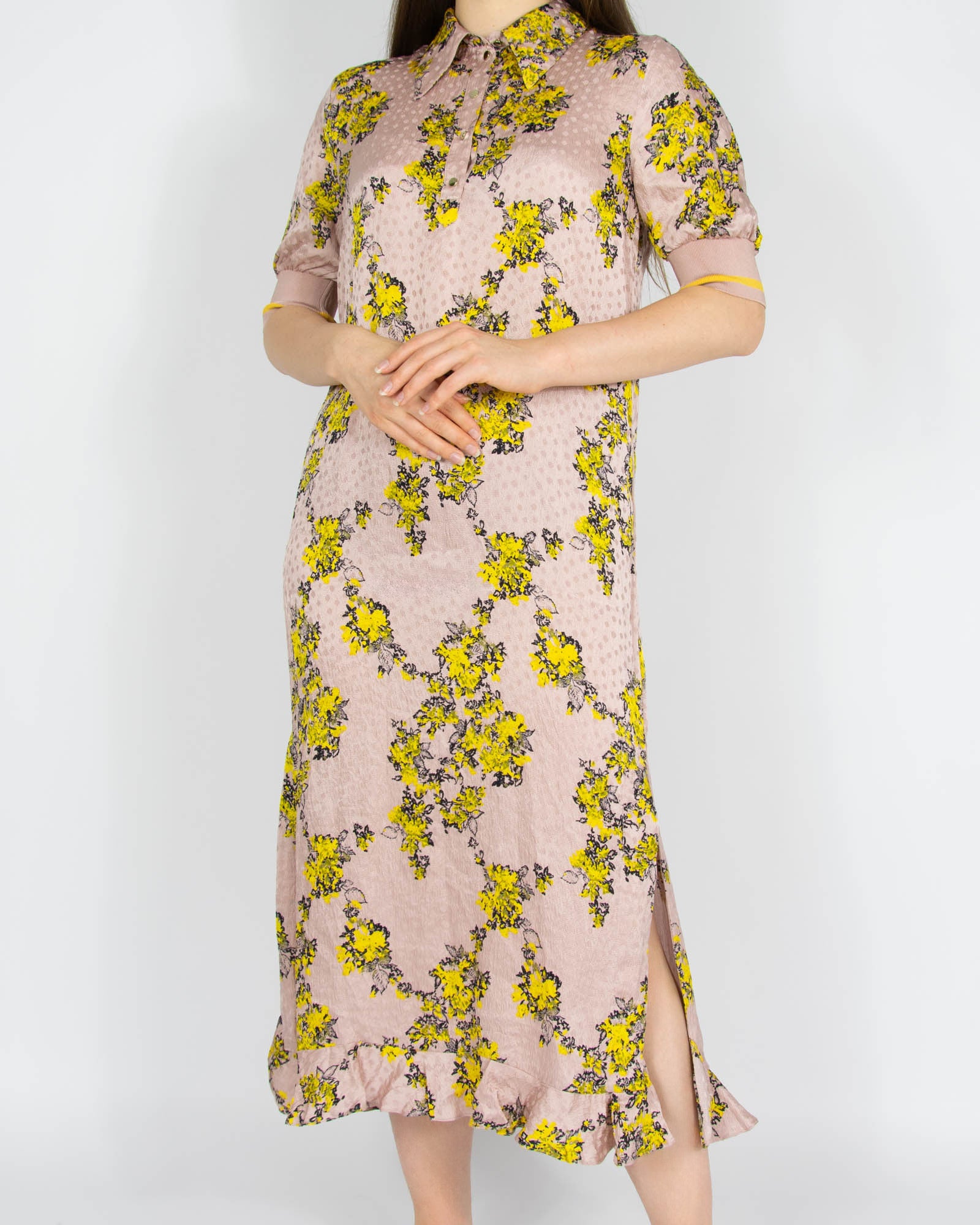 Pudrowa różowa jedwabna sukienka w kwiaty Baum und Pferdgarten