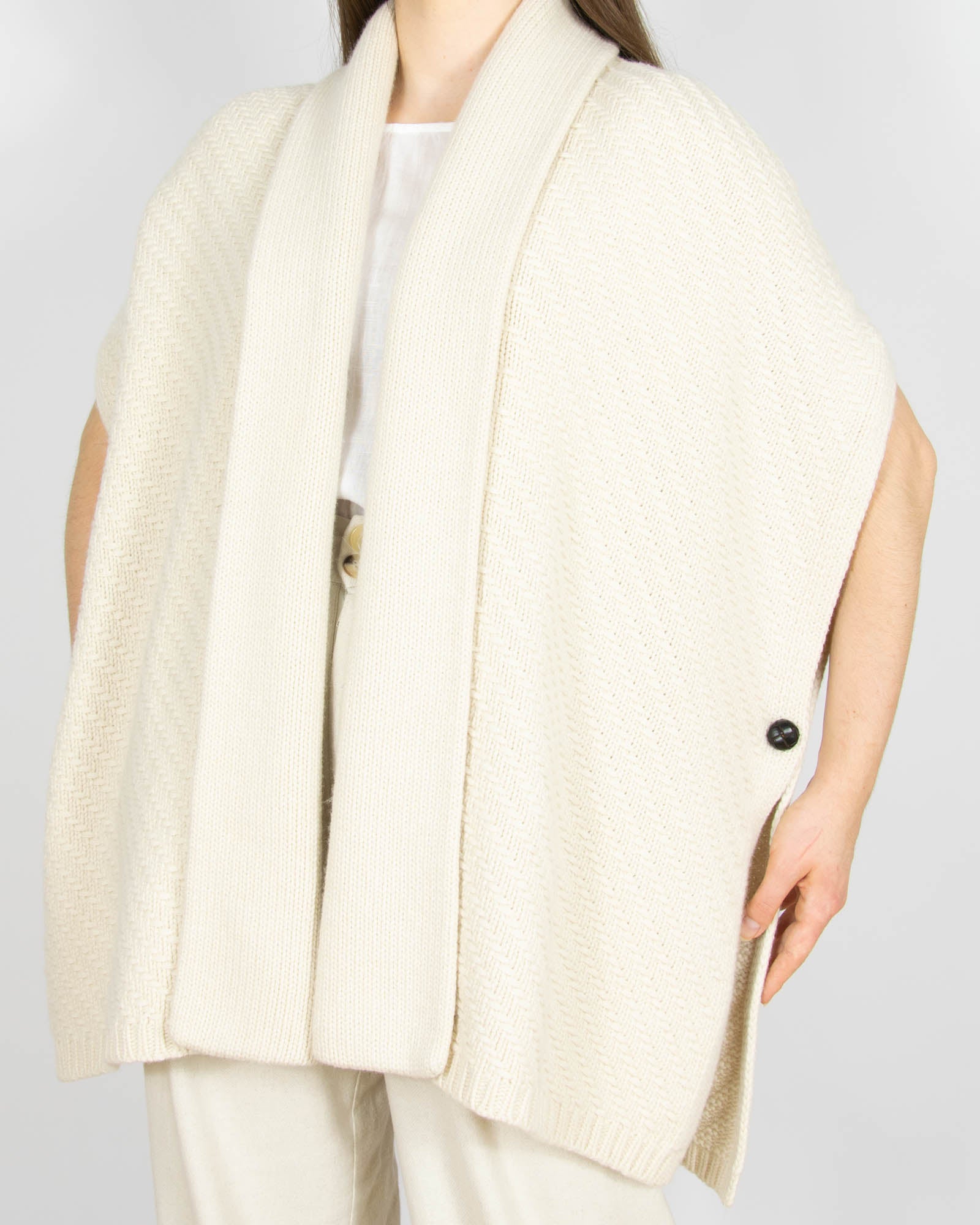 Śmietankowe wełniane ponczo Massimo Dutti