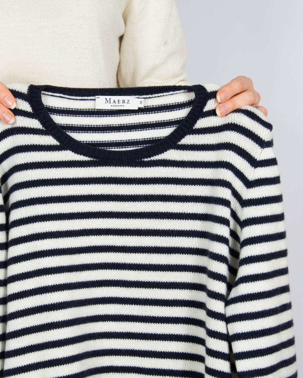 Biały wełniany (merino extra fine) sweter w granatowe paski MAERZ - M