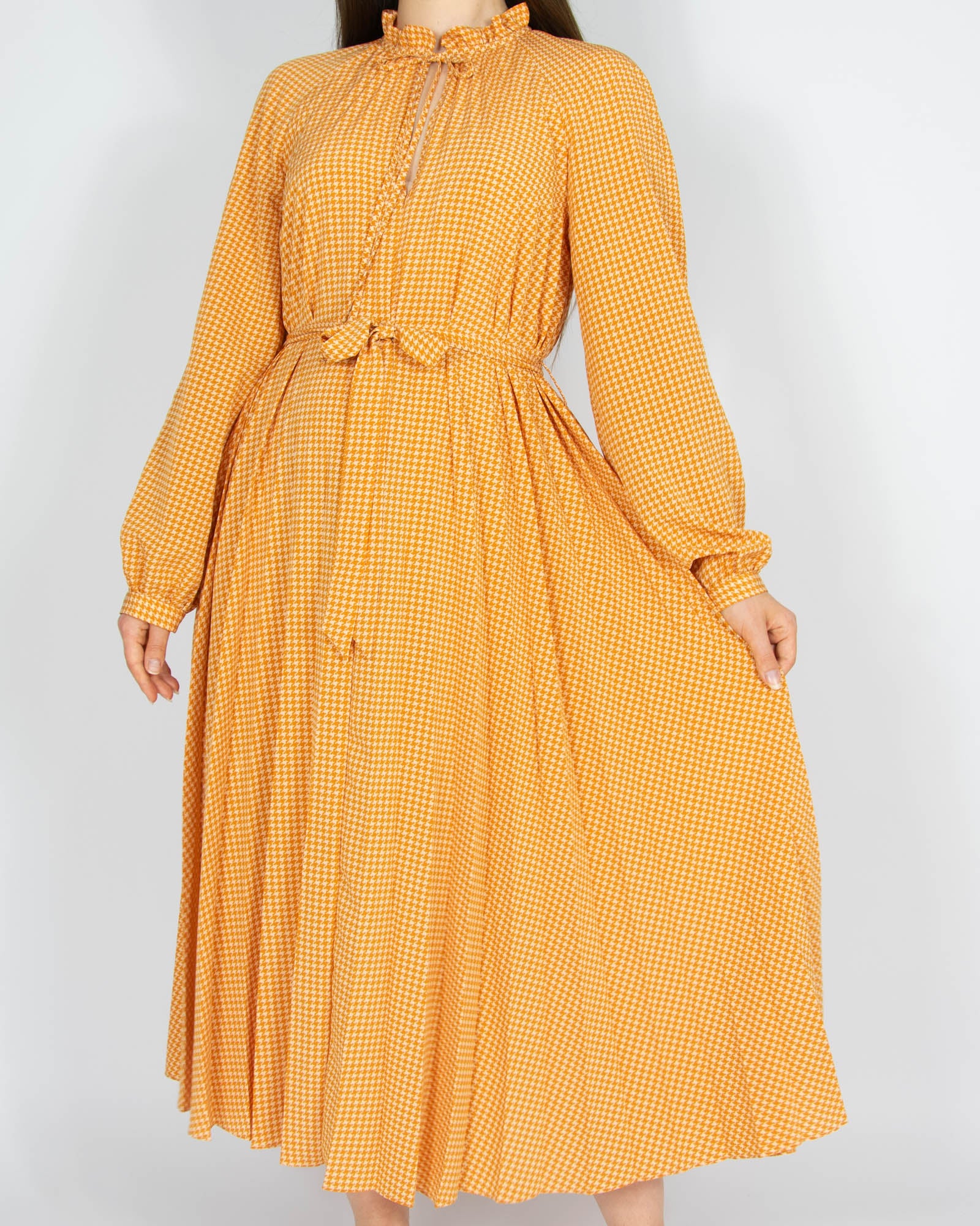 Pomarańczowa wiązana plisowana sukienka & other stories