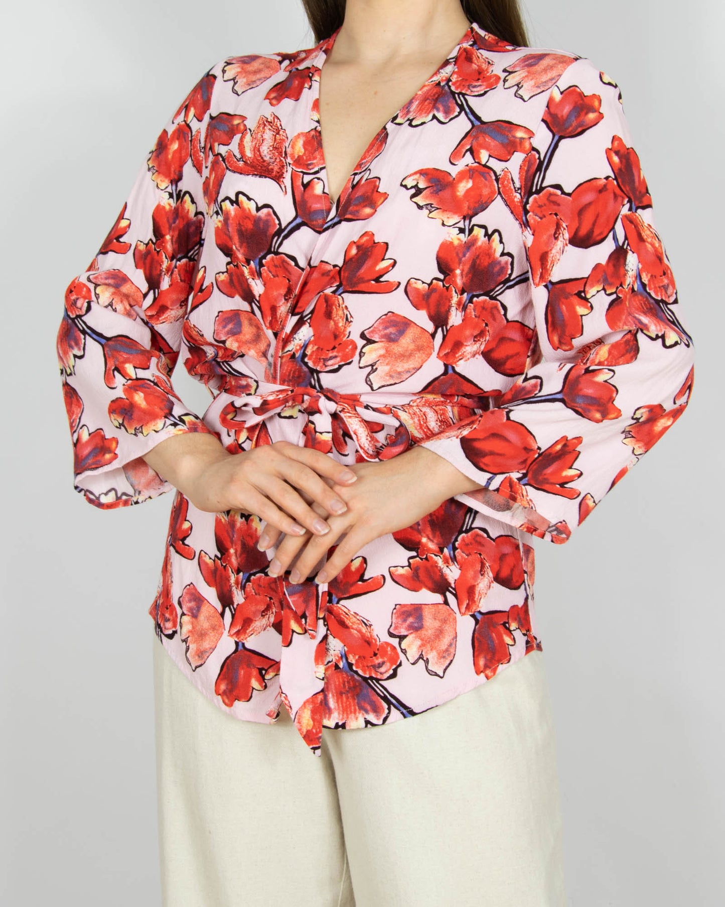 Różowe wiskozowe krótkie kimono w czerwone kwiaty YAS - M