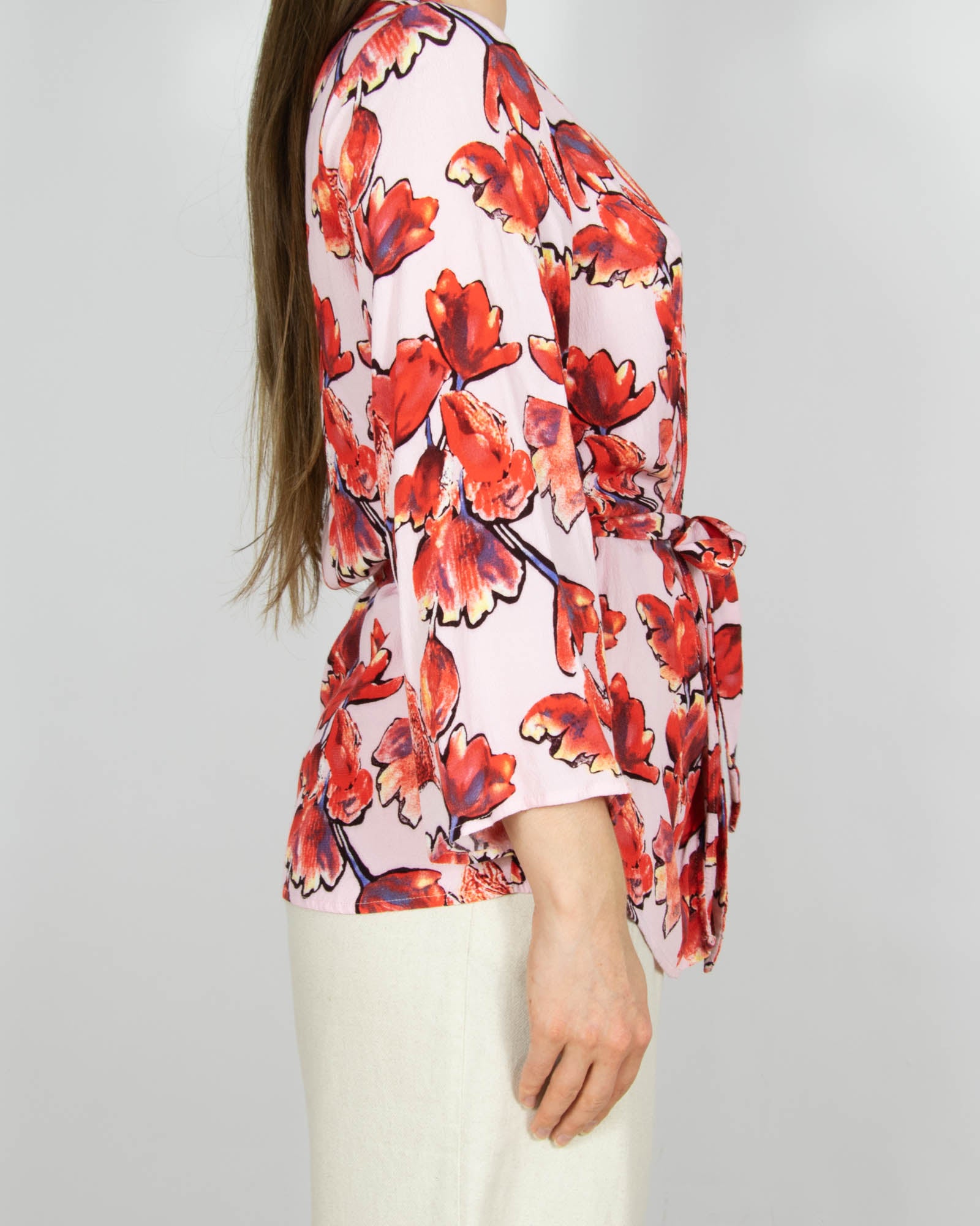 Różowe wiskozowe krótkie kimono w czerwone kwiaty YAS - M