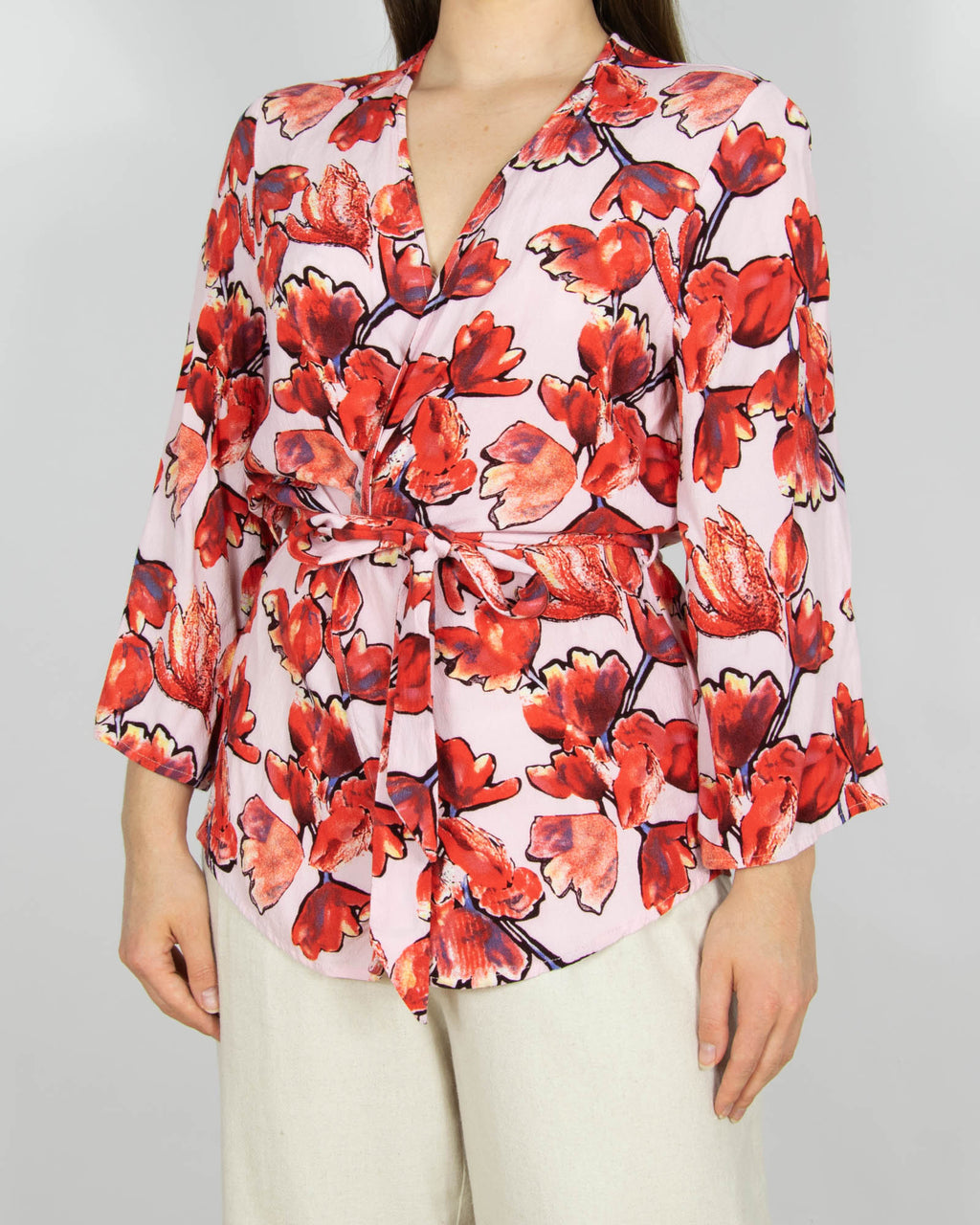 Różowe wiskozowe krótkie kimono w czerwone kwiaty YAS - M