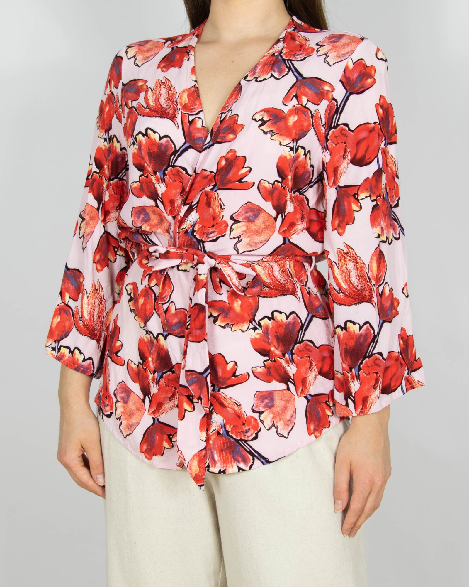 Różowe wiskozowe krótkie kimono w czerwone kwiaty YAS - M