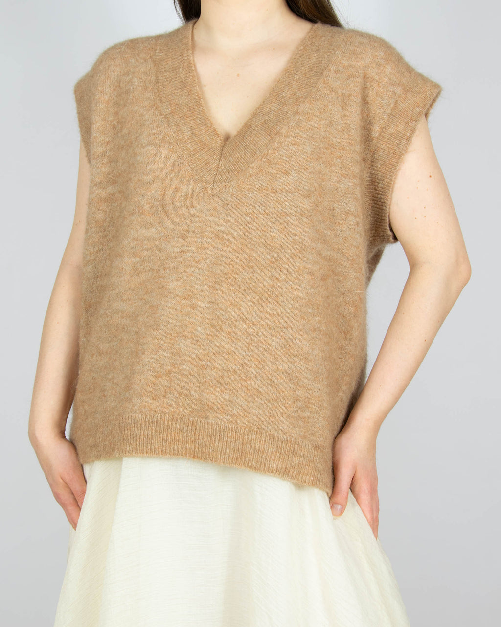 Karmelowa (kid moher + wełna) kamizelka skandynawskiej marki RAH Oslo.
