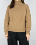Beżowy (merino + kaszmir) sweter z golfem marki premium Filippa K