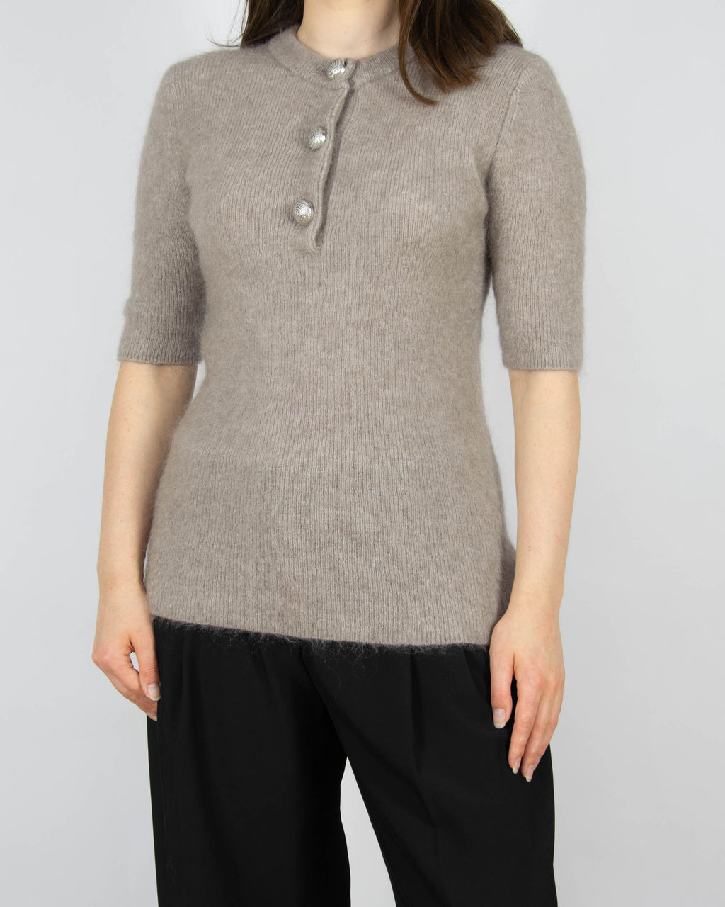 Beżowy (moher + wełna) sweter z ozdobnymi guzikami marki H&amp;M Edition