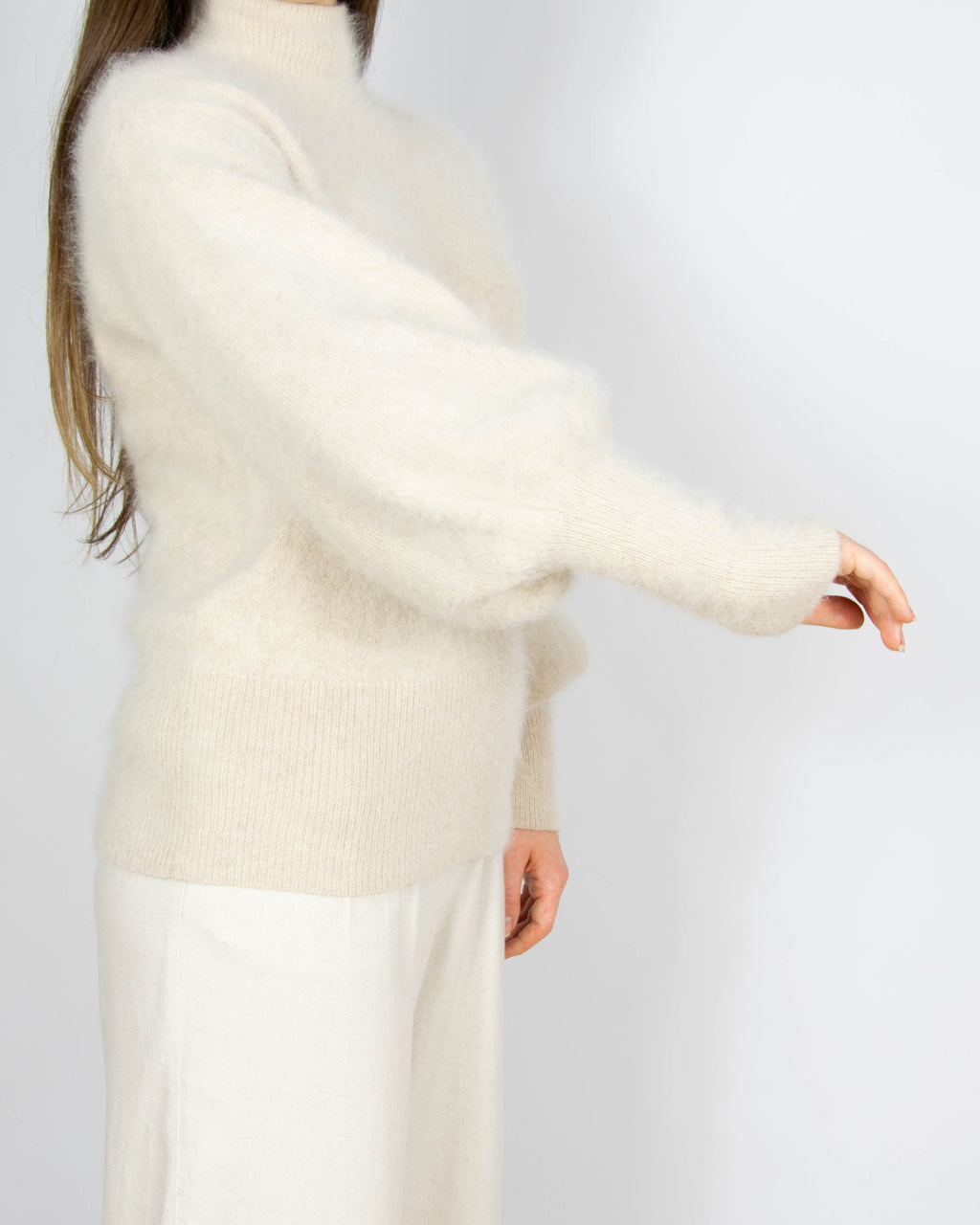 Beżowy wełniany (angora) sweter z golfem Ane Mone - M