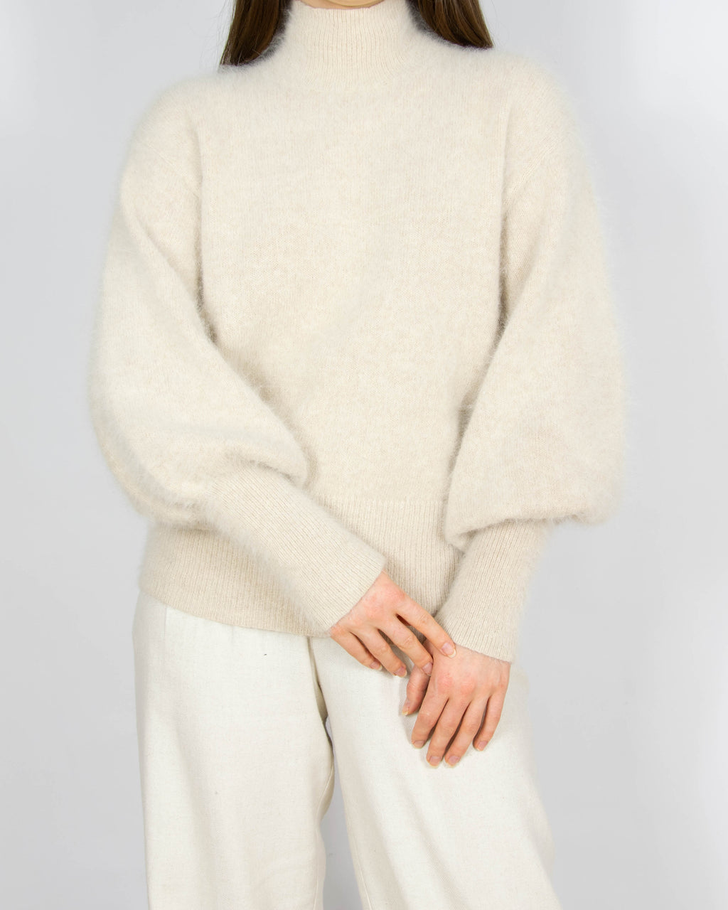 Beżowy wełniany (angora) sweter z golfem Ane Mone