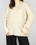 Beżowy (kid moher + wełna) sweter oversize norweskiej designerskiej marki Holzweiler