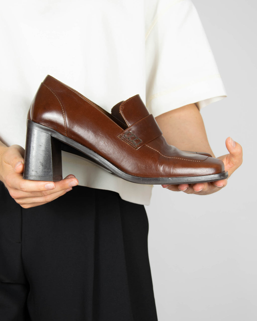 Skórzane loafersy na obcasie duńskiej marki Billi Bi Copenhagen