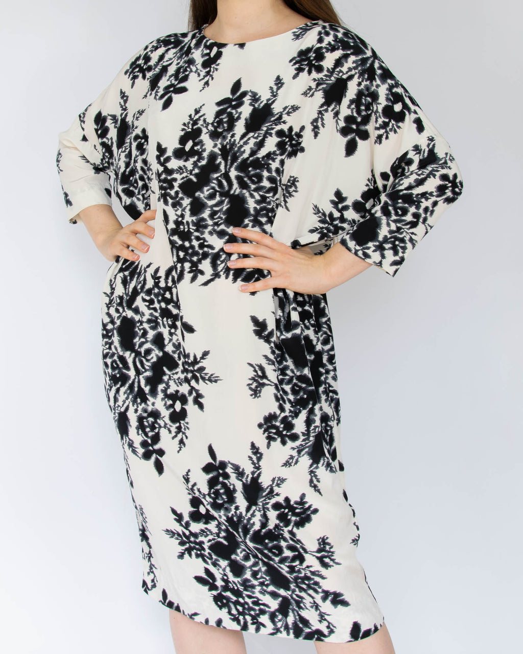 Kremowo czarna jedwabna sukienka By Malene Birger