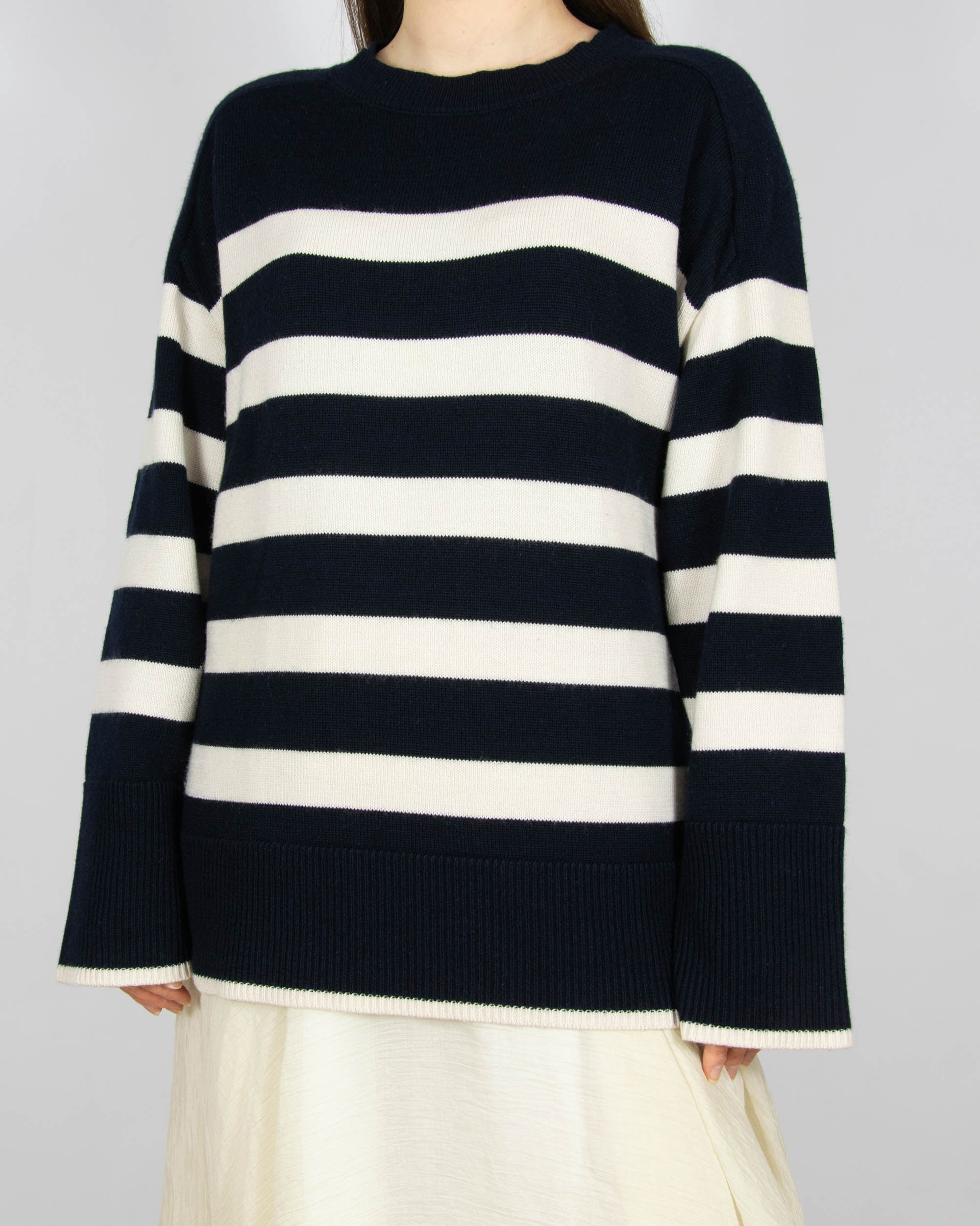 Ciemnogranatowy (wełna + bawełna) sweter w paski marki COS.&nbsp;
