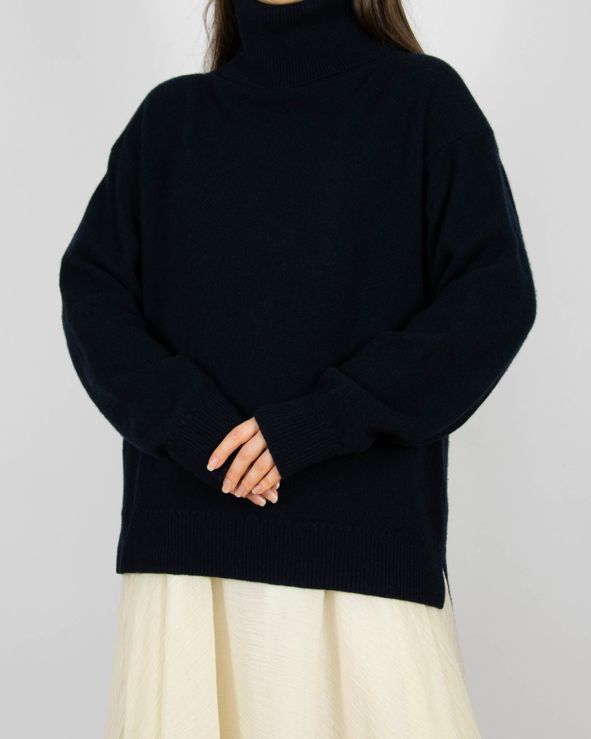 Ciemnogranatowy (merino + kaszmir) sweter z golfem FILIPPA K