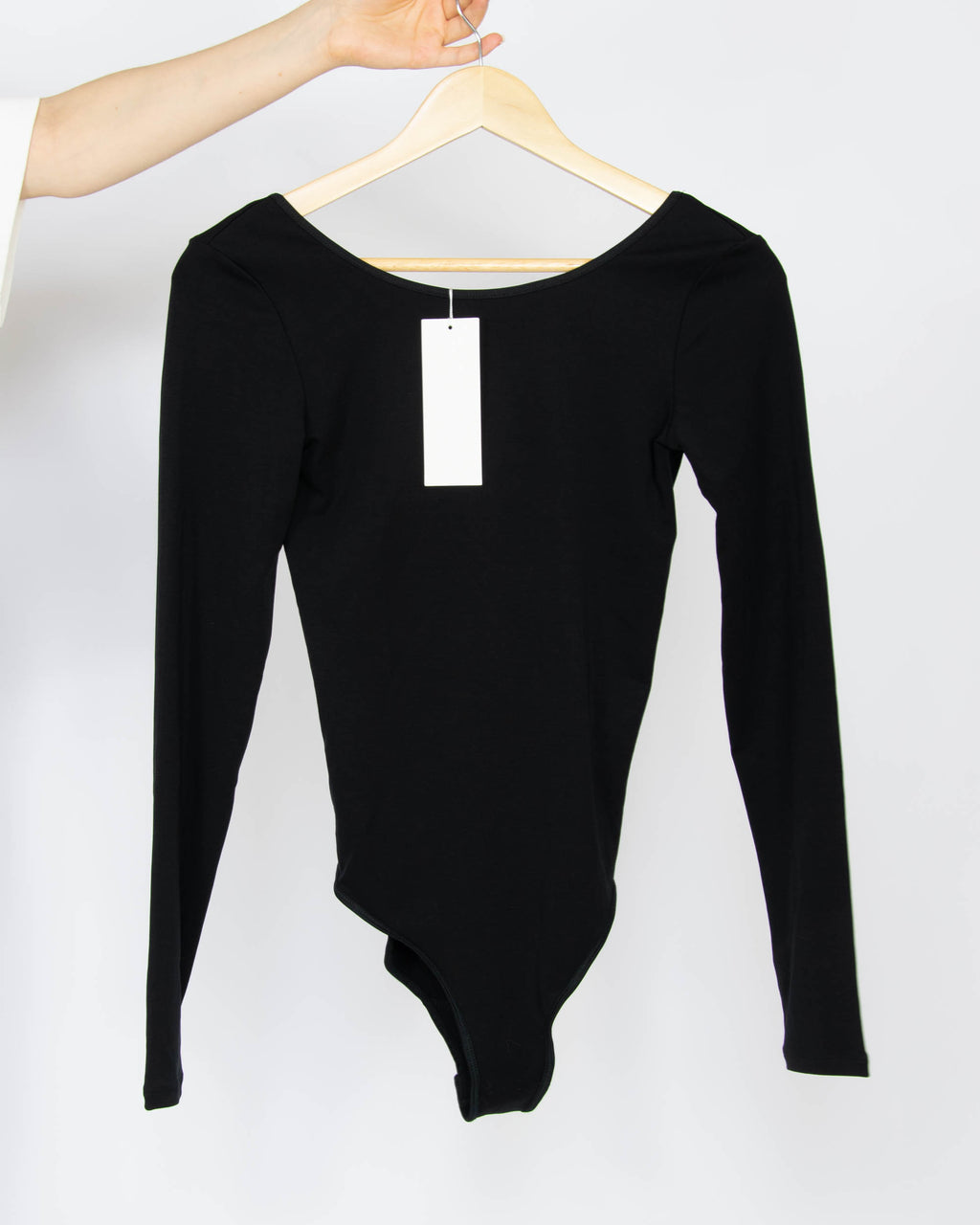 Czarne (lyocell) body marki Arket
