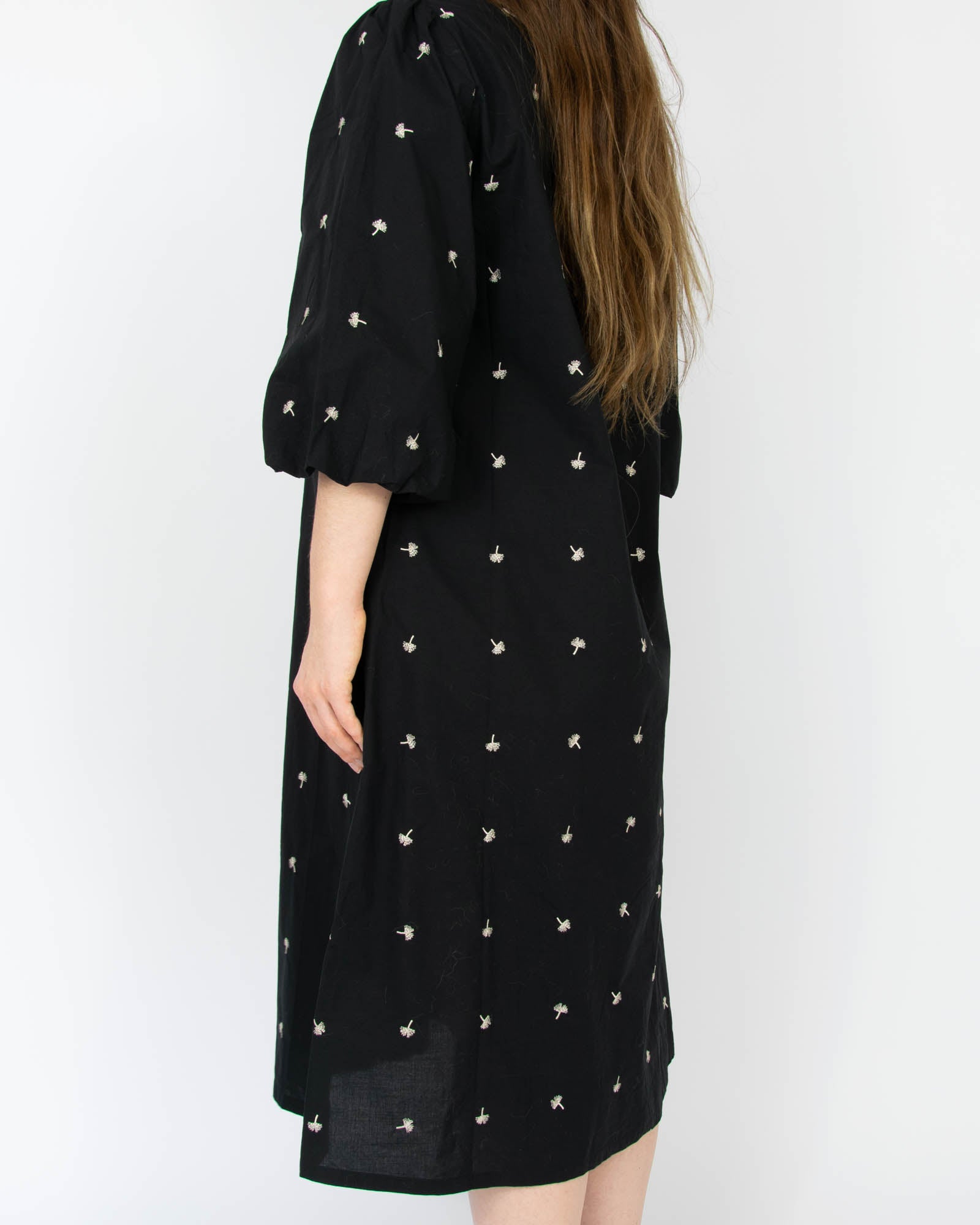 Czarna bawełniana (organic) sukienka koszulowa w haftowane dmuchawce - S
