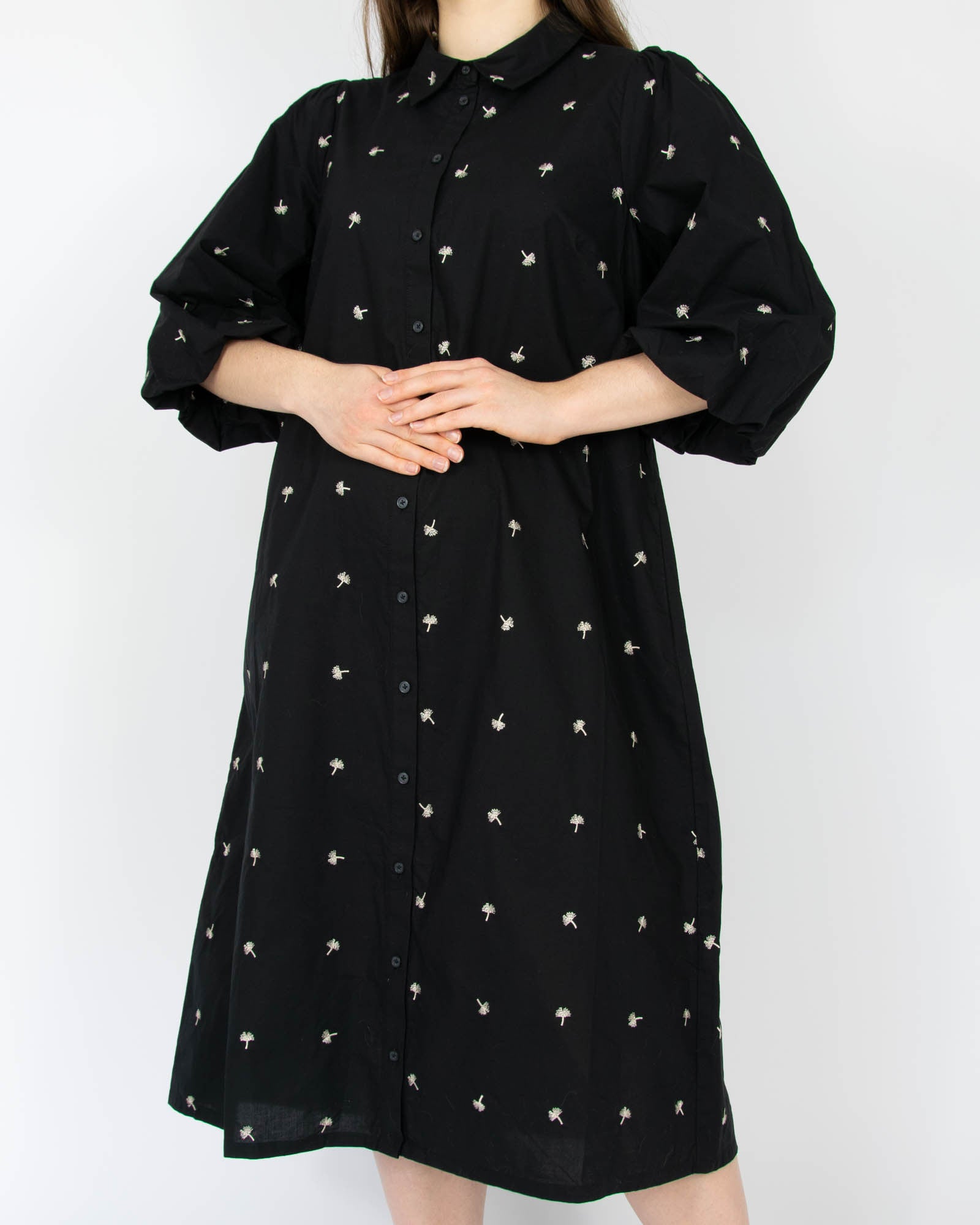 Czarna bawełniana (organic) sukienka koszulowa w haftowane dmuchawce - S