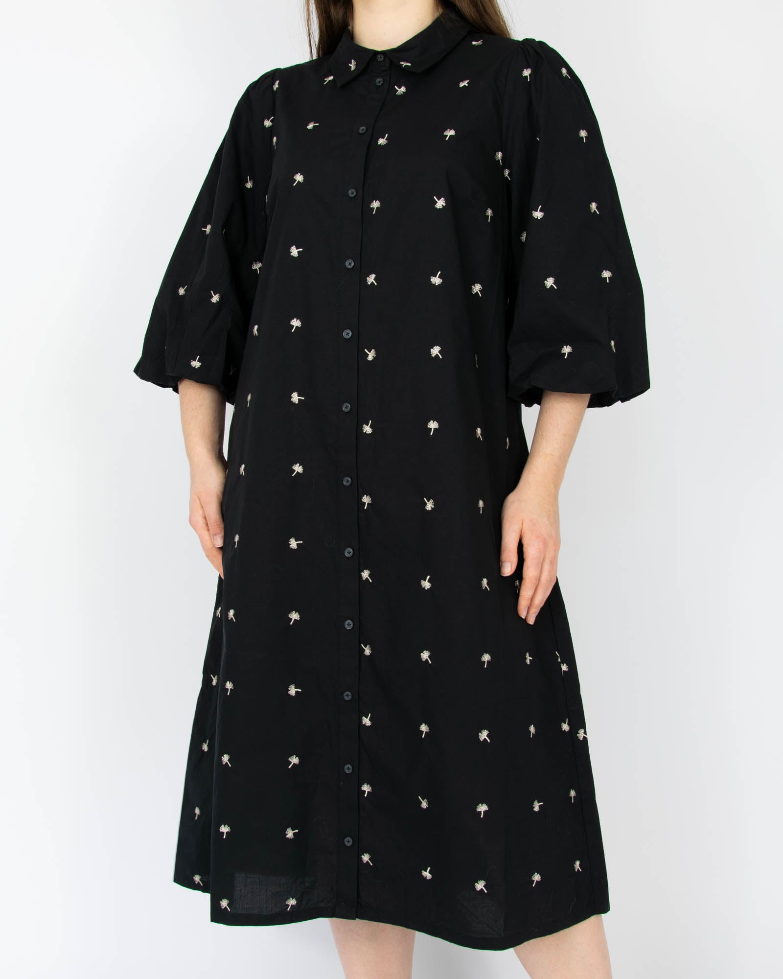 Czarna bawełniana (organic) sukienka koszulowa w haftowane dmuchawce JUST FEMALE