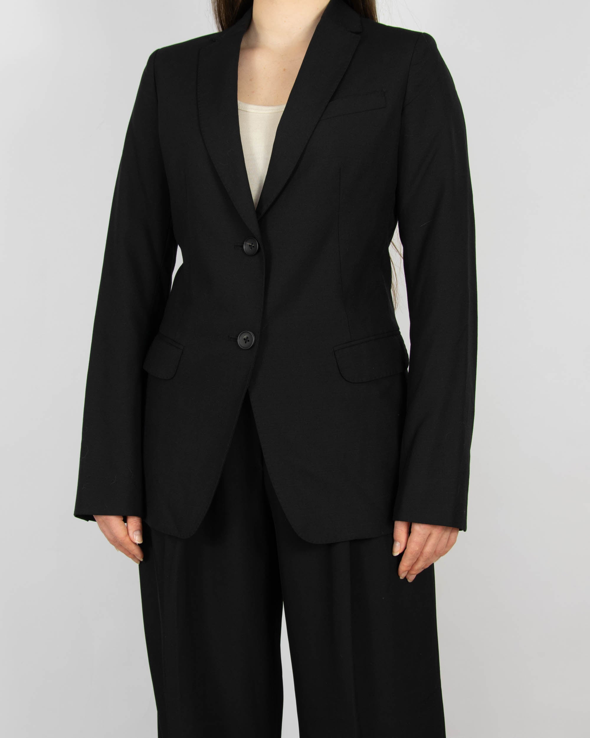 Czarna wełniana marynarka z kolekcji JIL SANDER x Uniqlo.&nbsp;